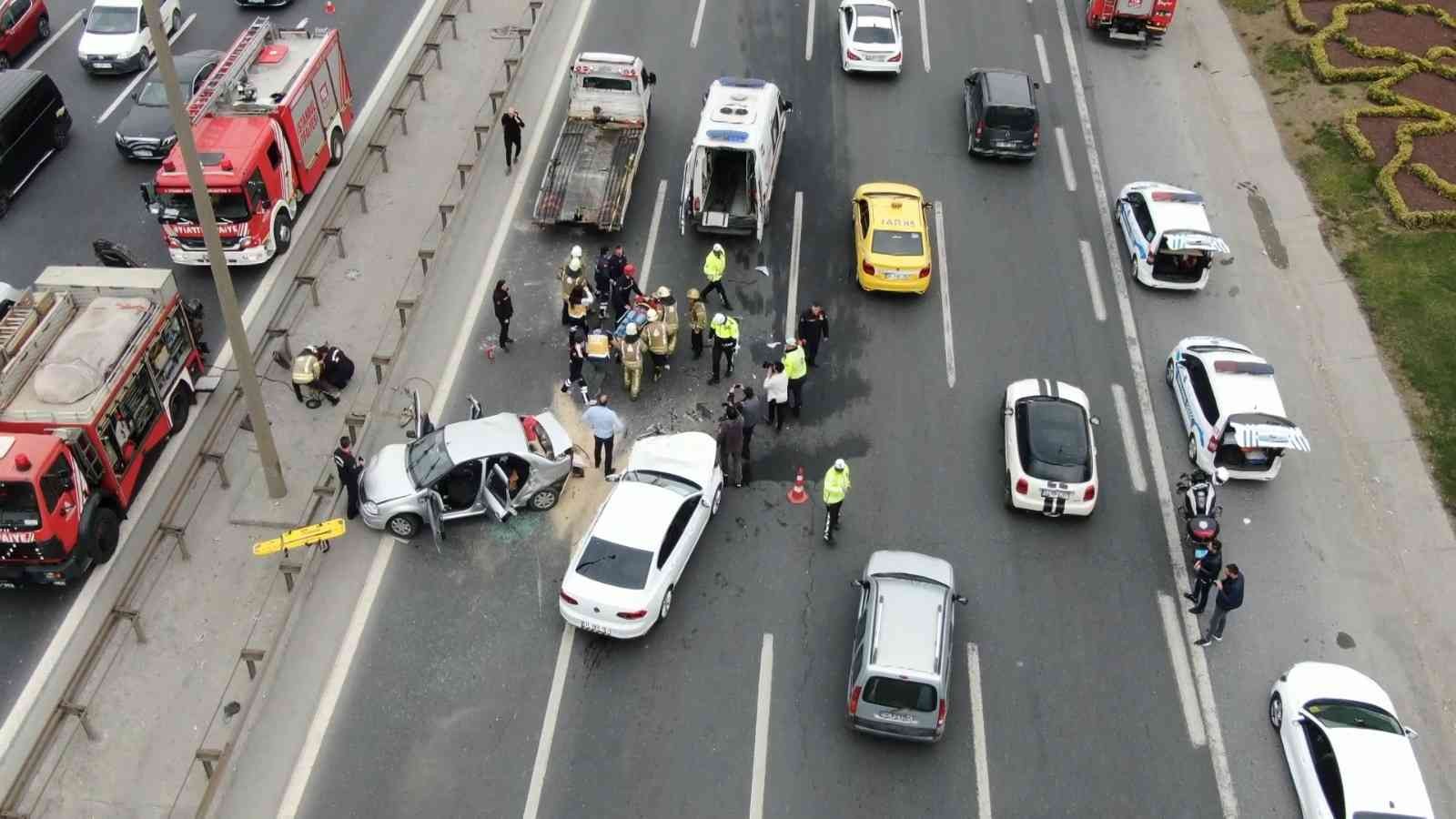 Ümraniye TEM otoyolunda sürücüsünün direksiyon hakimiyetini kaybettiği otomobil, yolda seyir halinde olan 3 araca arptı. Zincirleme kazaya bir ...