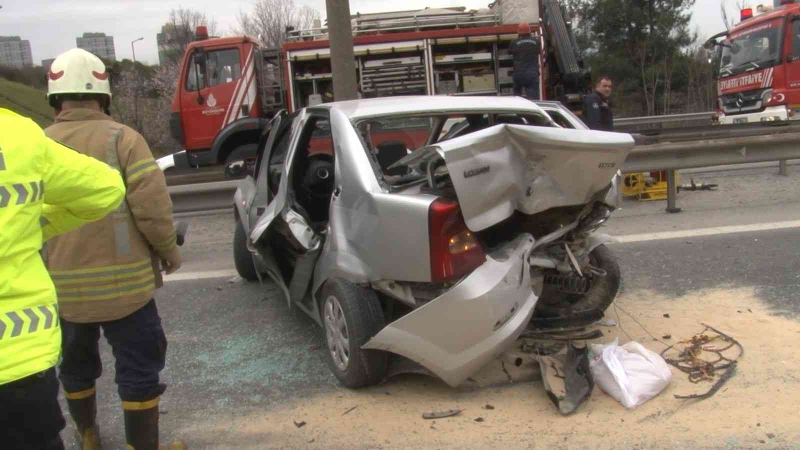 Ümraniye TEM otoyolunda sürücüsünün direksiyon hakimiyetini kaybettiği otomobil, yolda seyir halinde olan 3 araca arptı. Zincirleme kazaya bir ...