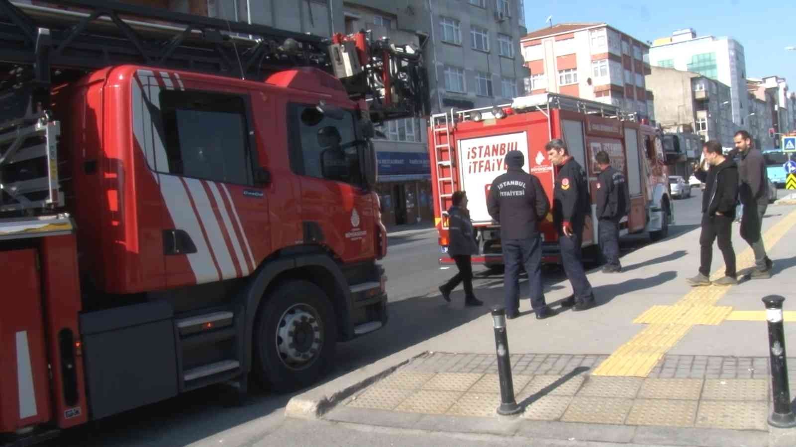 Ümraniye Çakmak metro istasyonundaki elektrik panolarında yangın çıktı. Tren seferlerinin durdurulduğu metro durağı, yolcu girişine kapatıldı ...