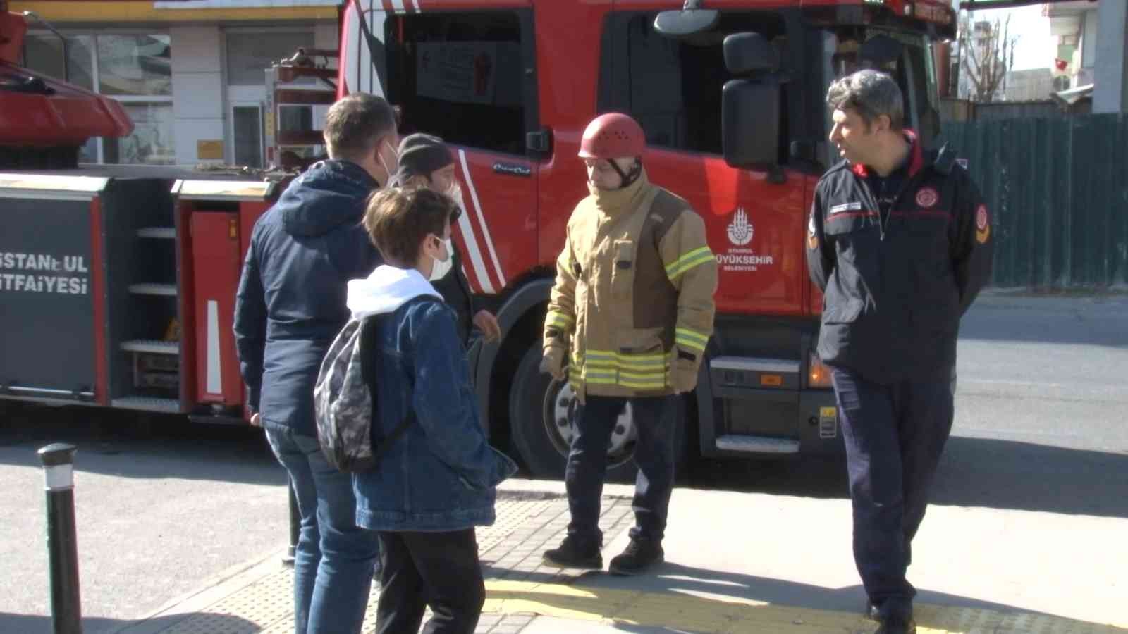 Ümraniye Çakmak metro istasyonundaki elektrik panolarında yangın çıktı. Tren seferlerinin durdurulduğu metro durağı, yolcu girişine kapatıldı ...