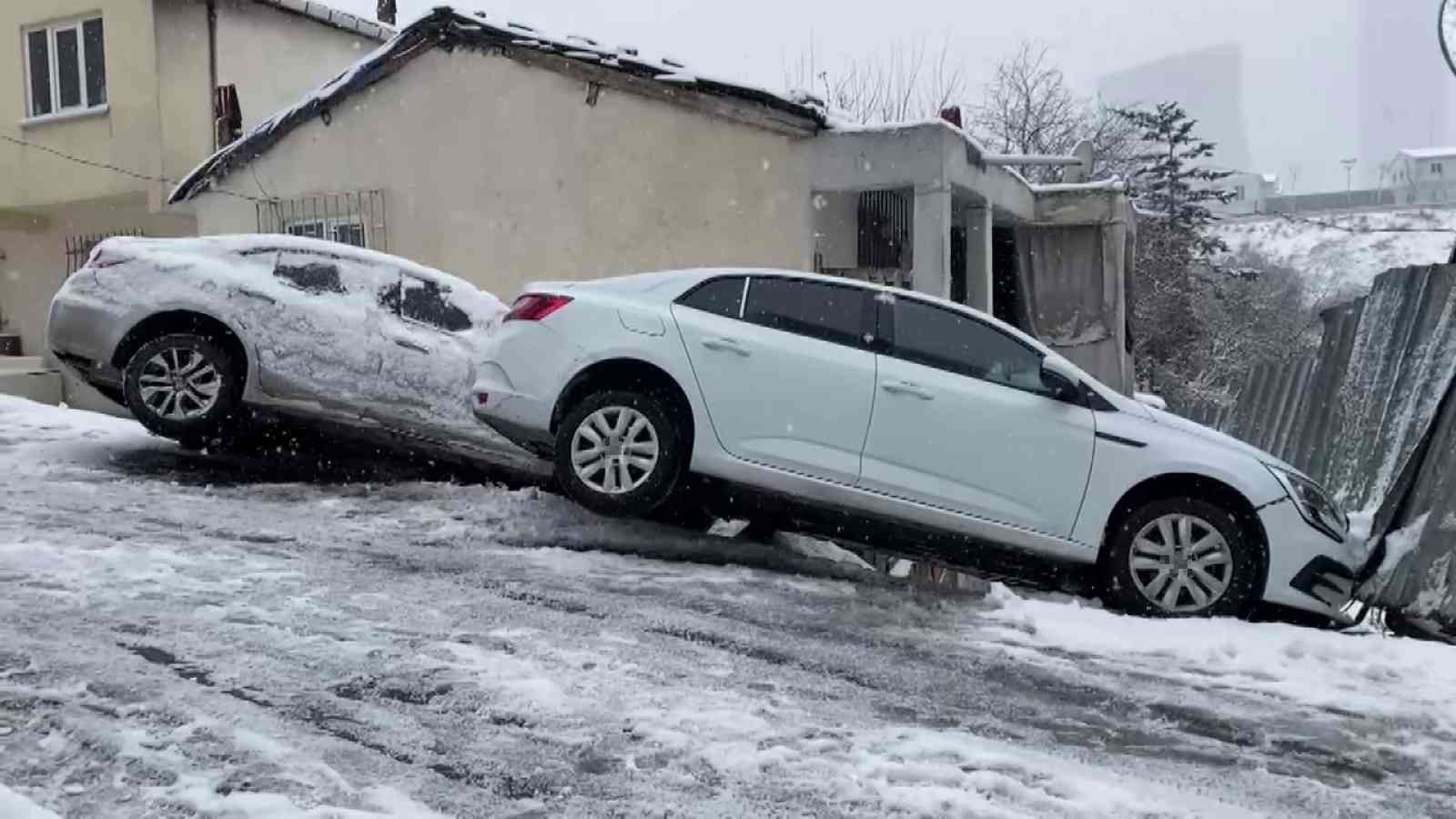 İstanbul’da etkili olan kar sonrası kazalar arka arkaya geldi. Ümraniye’de kar nedeniyle kayganlaşan dar sokakta direksiyon hakimiyetini kaybeden ...