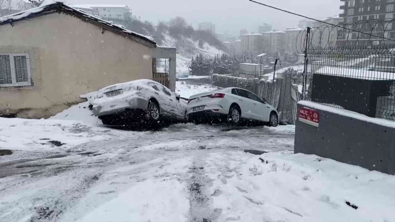 İstanbul’da etkili olan kar sonrası kazalar arka arkaya geldi. Ümraniye’de kar nedeniyle kayganlaşan dar sokakta direksiyon hakimiyetini kaybeden ...