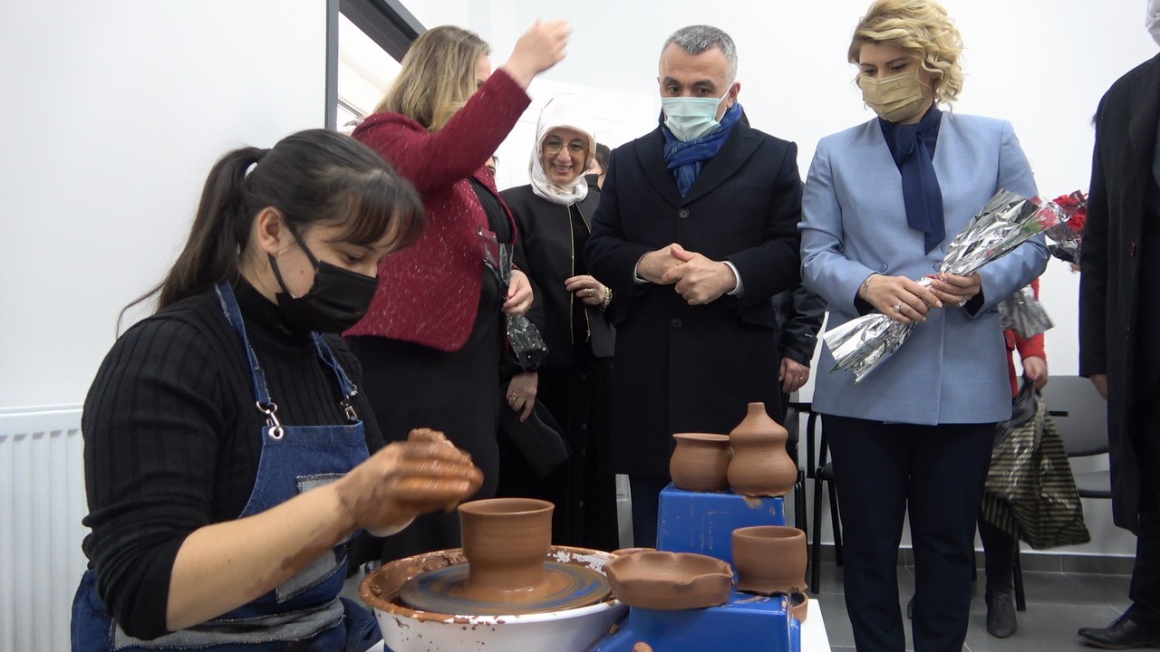 Kırklareli’nde ‘Umutlu Kadınlar Üretiyor’ projesi kapsamında Sosyal Girişimcilik Eğitim ve Yaşam Merkezinin açılışı 8 Mart Dünya Kadınlar Günü ...