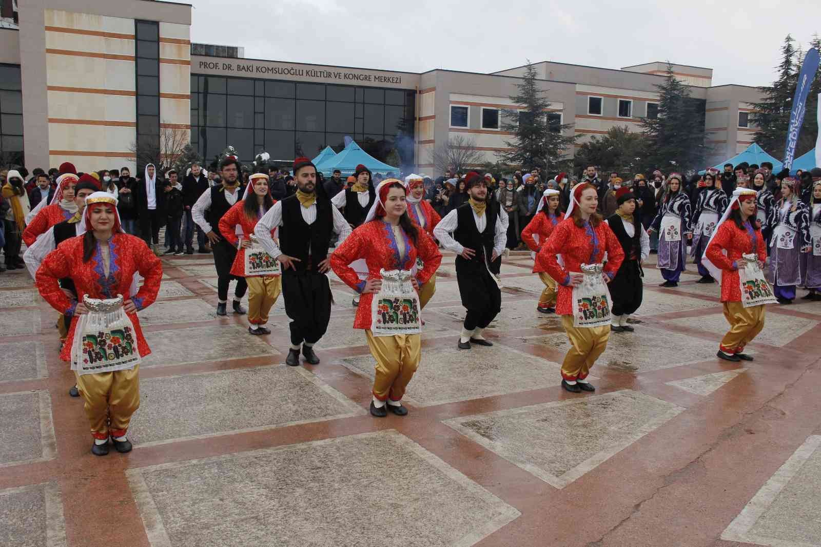 Kocaeli Üniversitesi’nde düzenlenen nevruz kutlamalarına yüzlerce öğrenci katıldı. Ayrıca Kocaeli Valisi Seddar Yavuz, üniversiteli öğrencilere ...