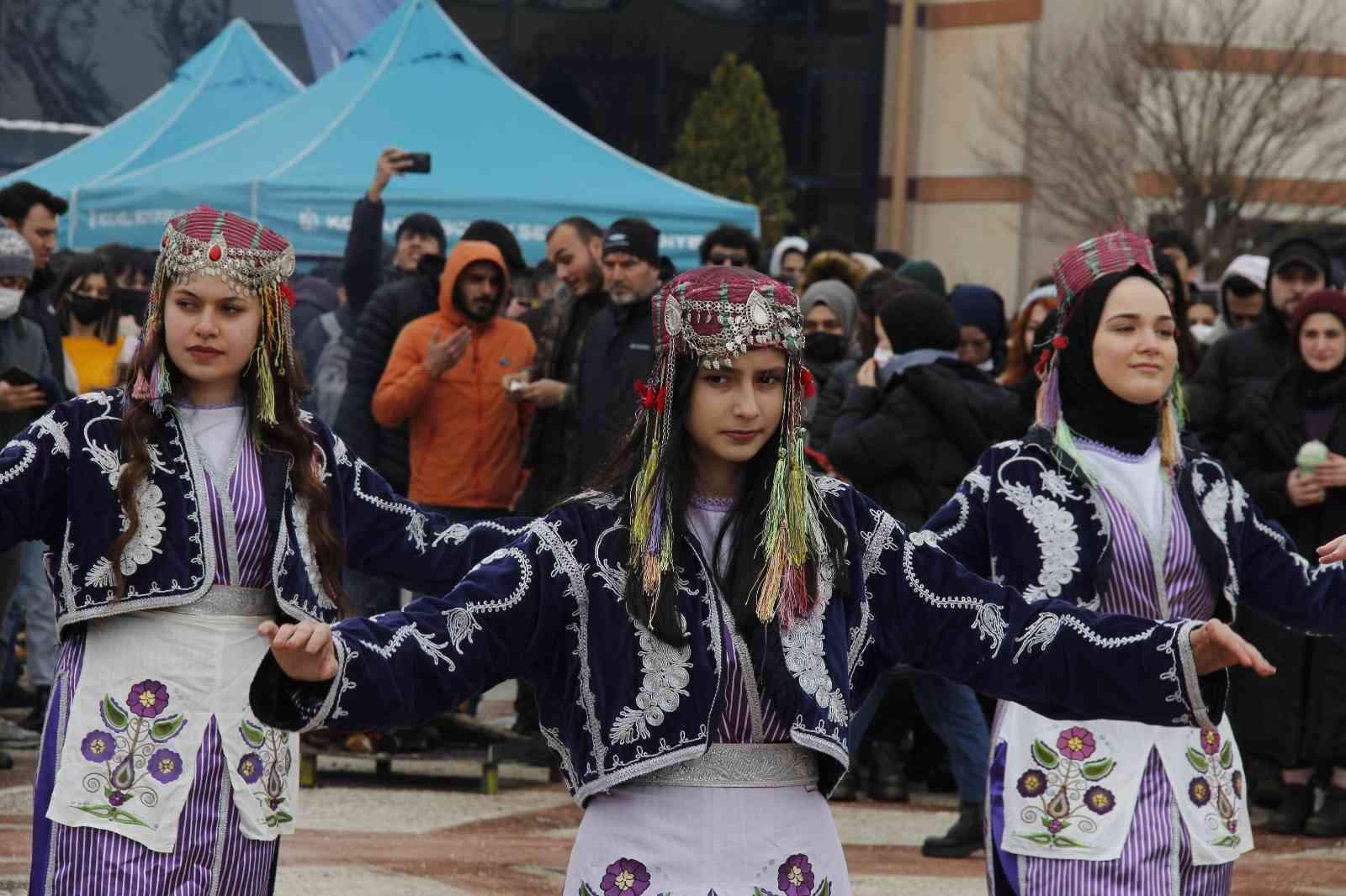 Kocaeli Üniversitesi’nde düzenlenen nevruz kutlamalarına yüzlerce öğrenci katıldı. Ayrıca Kocaeli Valisi Seddar Yavuz, üniversiteli öğrencilere ...