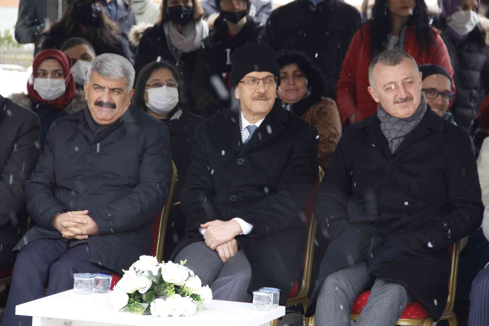 Kocaeli Üniversitesi’nde düzenlenen nevruz kutlamalarına yüzlerce öğrenci katıldı. Ayrıca Kocaeli Valisi Seddar Yavuz, üniversiteli öğrencilere ...