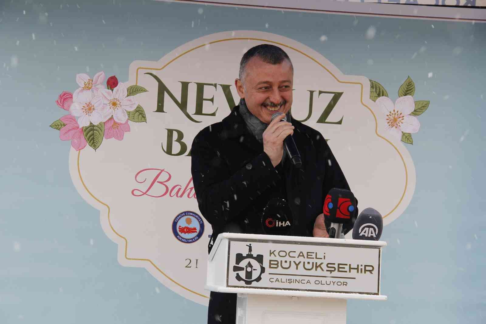 Kocaeli Üniversitesi’nde düzenlenen nevruz kutlamalarına yüzlerce öğrenci katıldı. Ayrıca Kocaeli Valisi Seddar Yavuz, üniversiteli öğrencilere ...