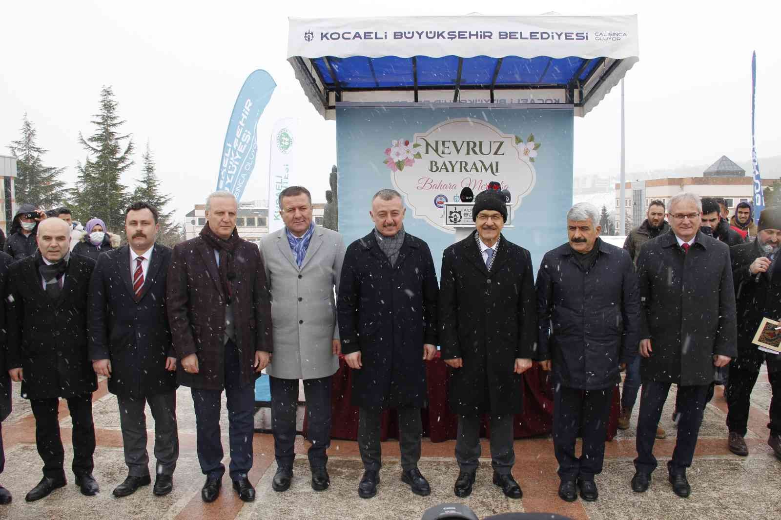 Kocaeli Üniversitesi’nde düzenlenen nevruz kutlamalarına yüzlerce öğrenci katıldı. Ayrıca Kocaeli Valisi Seddar Yavuz, üniversiteli öğrencilere ...