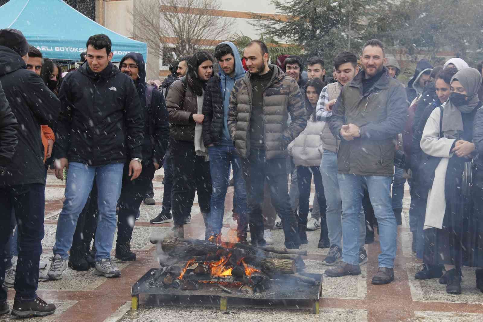 Kocaeli Üniversitesi’nde düzenlenen nevruz kutlamalarına yüzlerce öğrenci katıldı. Ayrıca Kocaeli Valisi Seddar Yavuz, üniversiteli öğrencilere ...