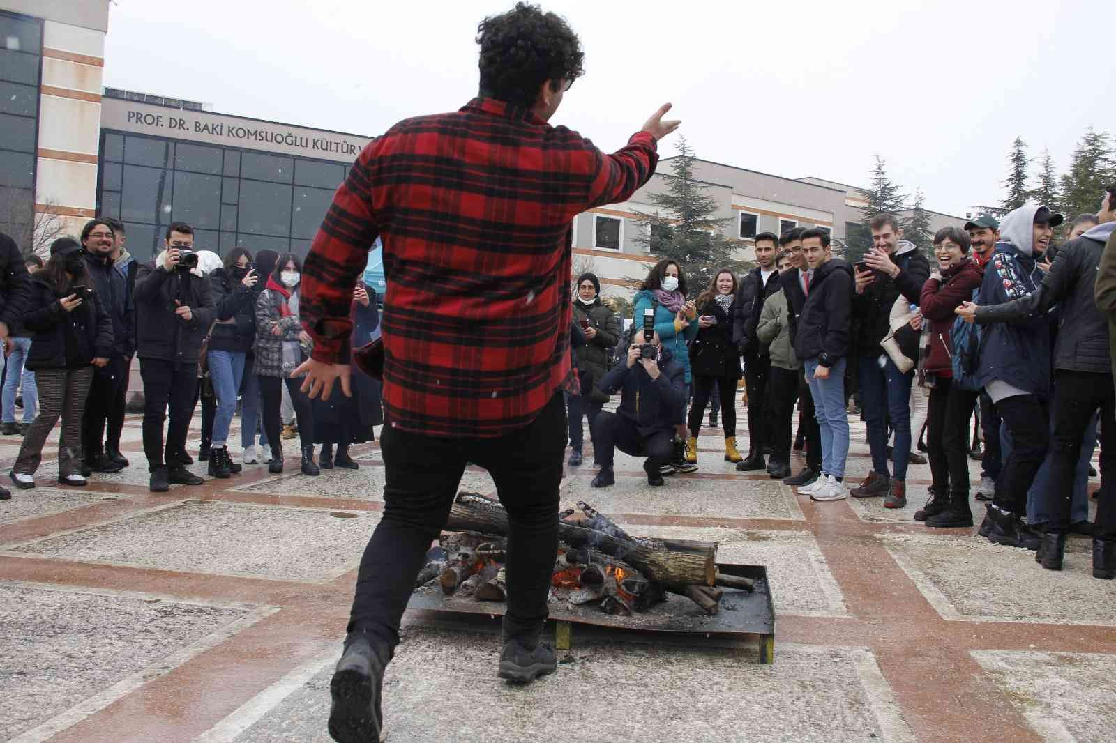 Kocaeli Üniversitesi’nde düzenlenen nevruz kutlamalarına yüzlerce öğrenci katıldı. Ayrıca Kocaeli Valisi Seddar Yavuz, üniversiteli öğrencilere ...