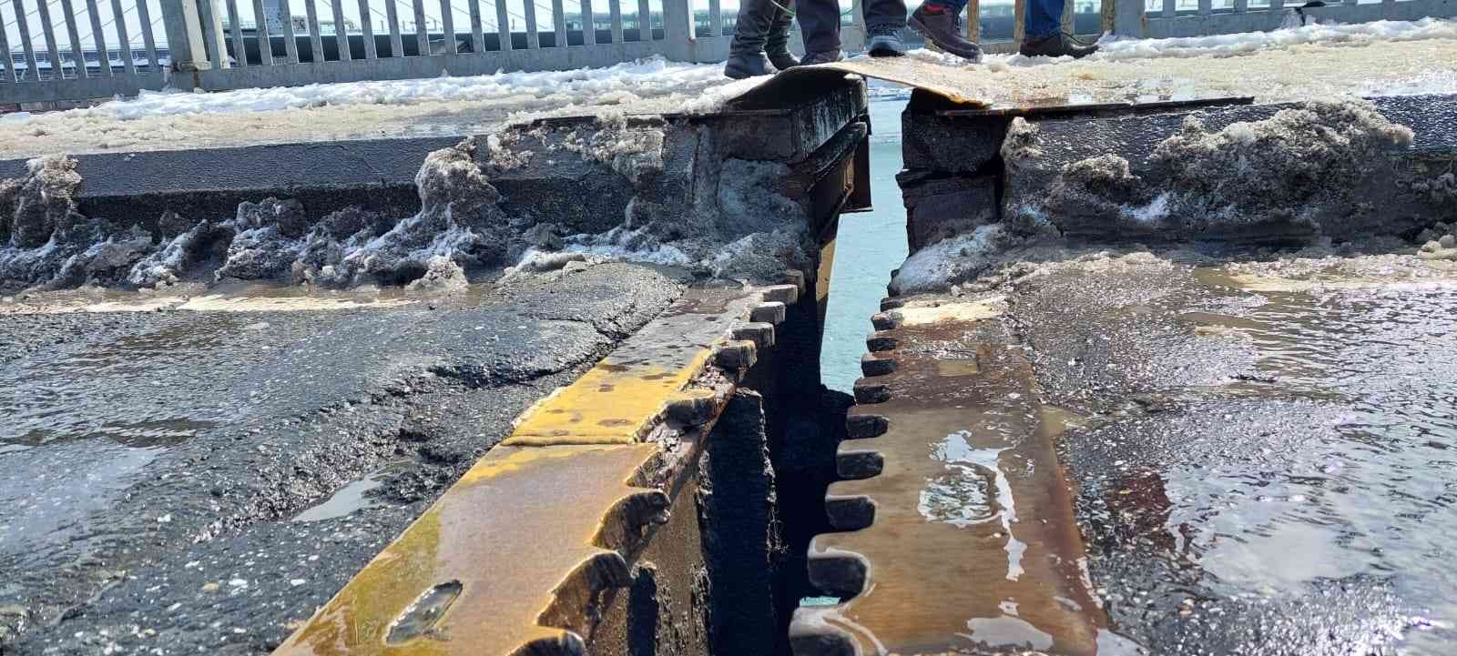 Unkapanı Köprüsü, bağlantı noktasındaki ayrılma nedeniyle trafiğe kapatıldı. İBB ekipleri, köprüde inceleme başlattı. Fatih ve Beyoğlu’nu ...