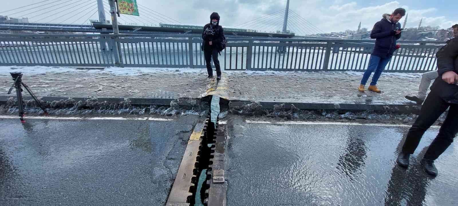 Unkapanı Köprüsü, bağlantı noktasındaki ayrılma nedeniyle trafiğe kapatıldı. İBB ekipleri, köprüde inceleme başlattı. Fatih ve Beyoğlu’nu ...