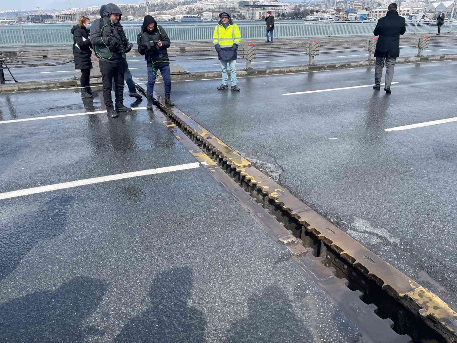 Unkapanı Köprüsü, bağlantı noktasındaki ayrılma nedeniyle trafiğe kapatıldı. İBB ekipleri, köprüde inceleme başlattı. Fatih ve Beyoğlu’nu ...