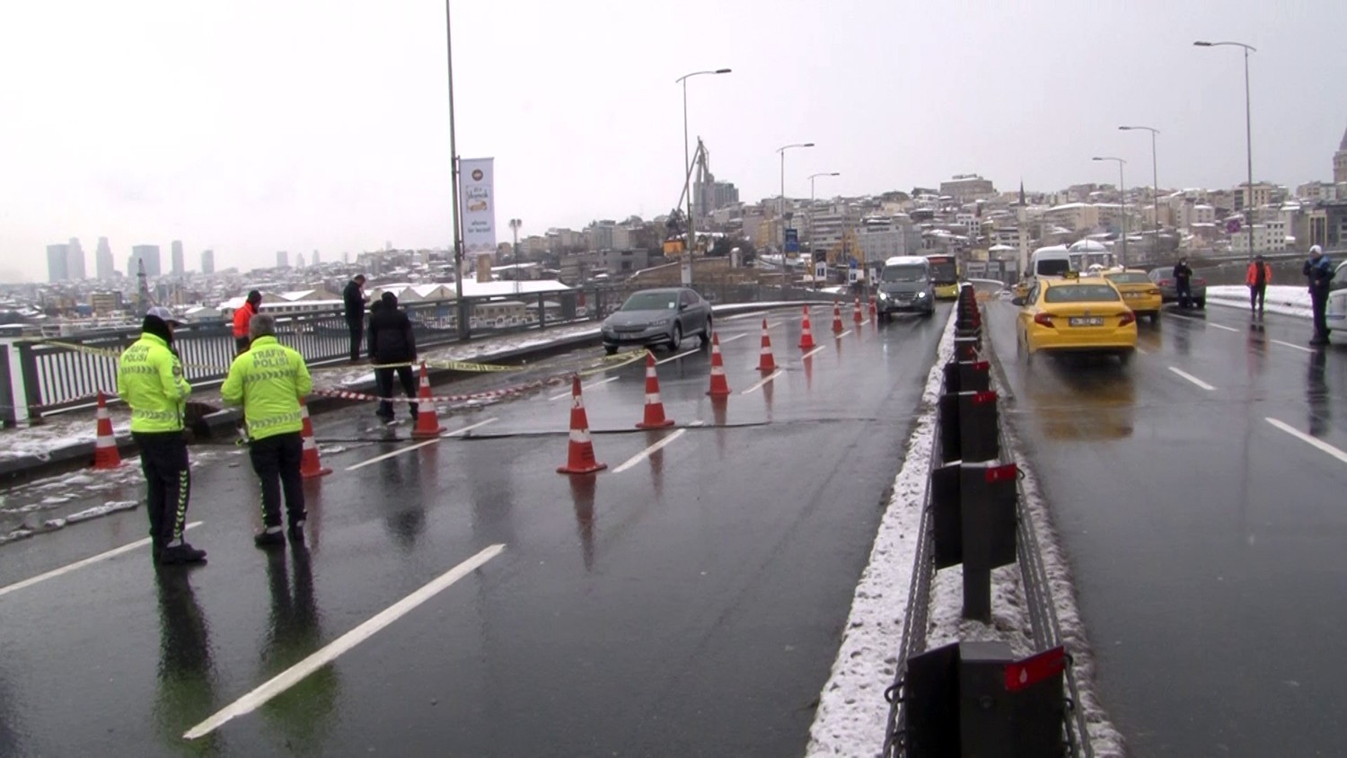 Bağlantı noktalarında meydana gelen açılma nedeniyle Taksim yönüne trafiğe kapatılan Unkapanı Köprüsü, yeniden trafiğe açıldı. Unkapanı Köprüsü ...