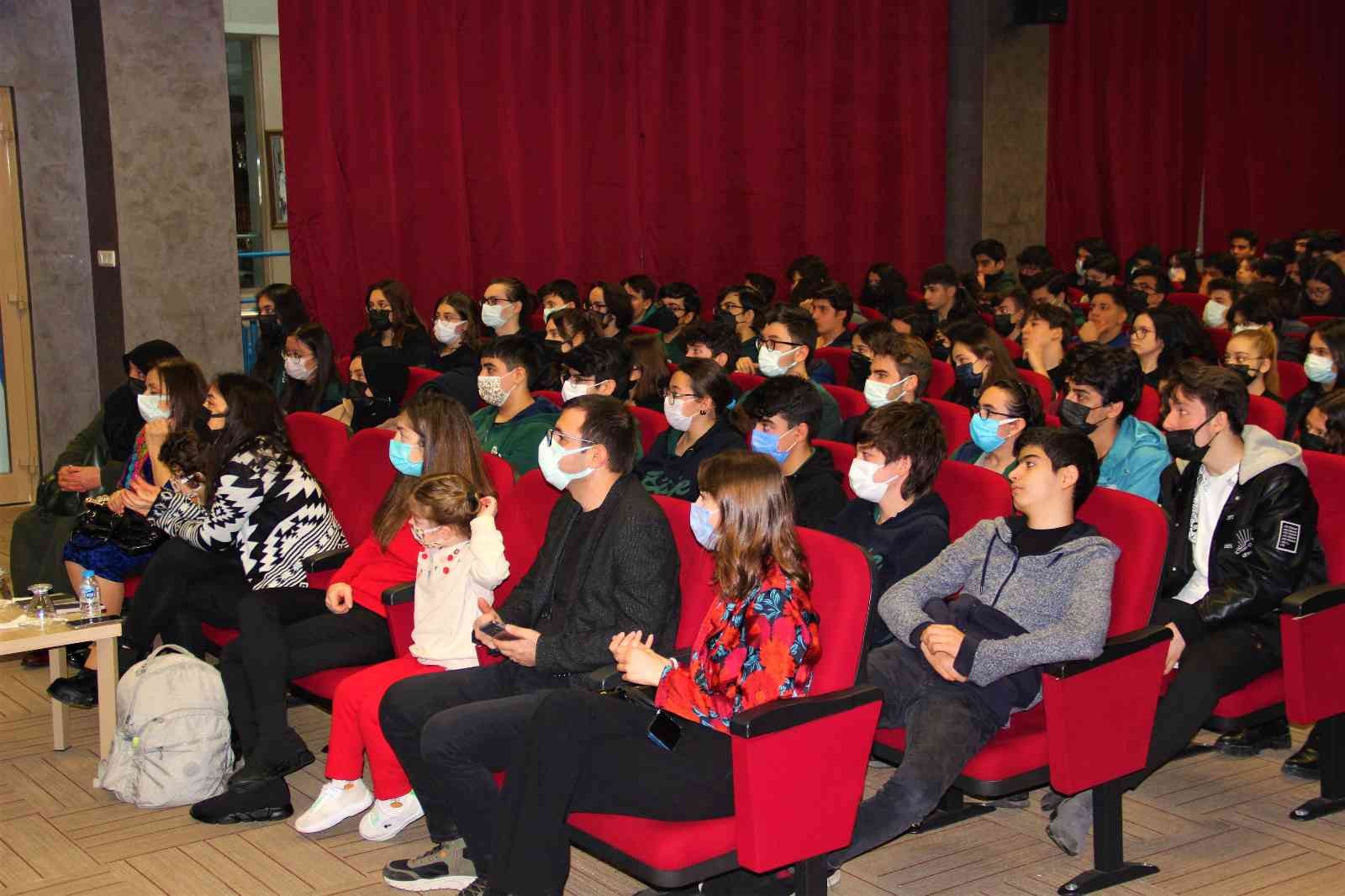 Kocaeli’nin Darıca ilçesinde bir okulda öğrencilerle bir araya gelen Şahan Gökbakar’ın başrolünü oynadığı Recep İvedik filminde ‘Nurullah ...