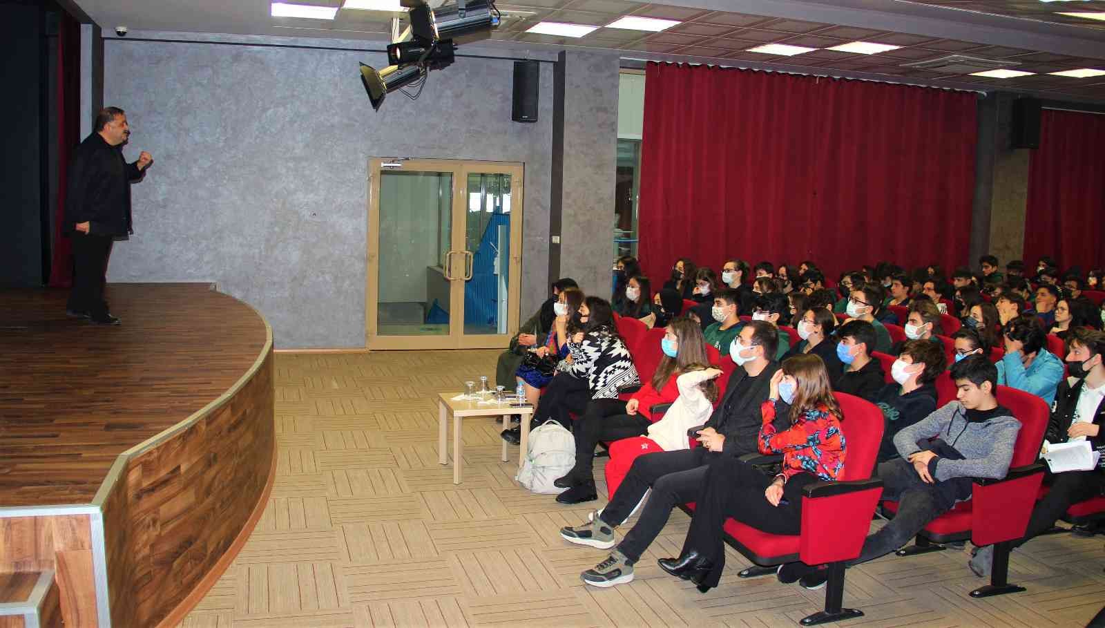 Kocaeli’nin Darıca ilçesinde bir okulda öğrencilerle bir araya gelen Şahan Gökbakar’ın başrolünü oynadığı Recep İvedik filminde ‘Nurullah ...