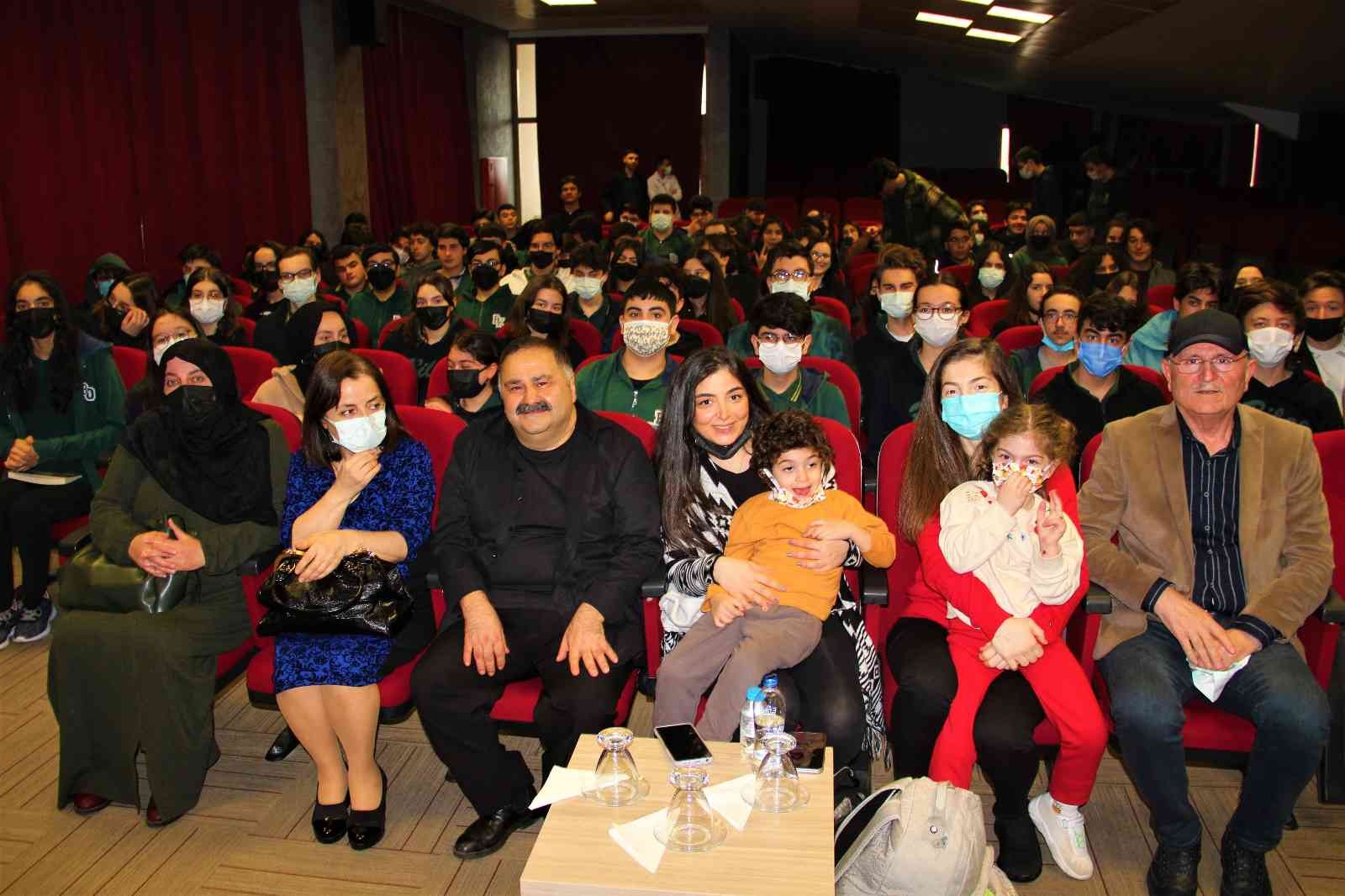 Kocaeli’nin Darıca ilçesinde bir okulda öğrencilerle bir araya gelen Şahan Gökbakar’ın başrolünü oynadığı Recep İvedik filminde ‘Nurullah ...