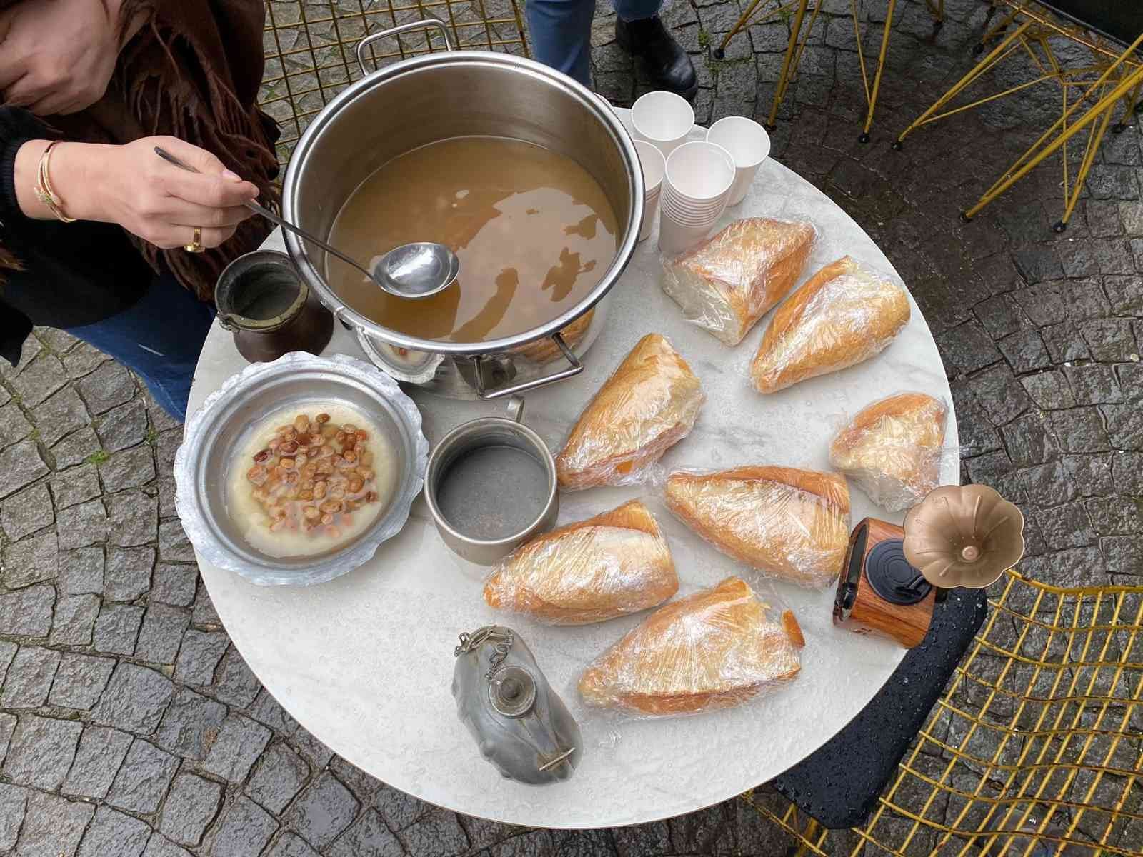 Üsküdar Kuzguncuk’ta bir kafe işletmecisi, 18 Mart Çanakkale Zaferi ve Şehitleri Anma Günü nedeniyle vatandaşlara hoşaf ve ekmek dağıttı. Üsküdar ...