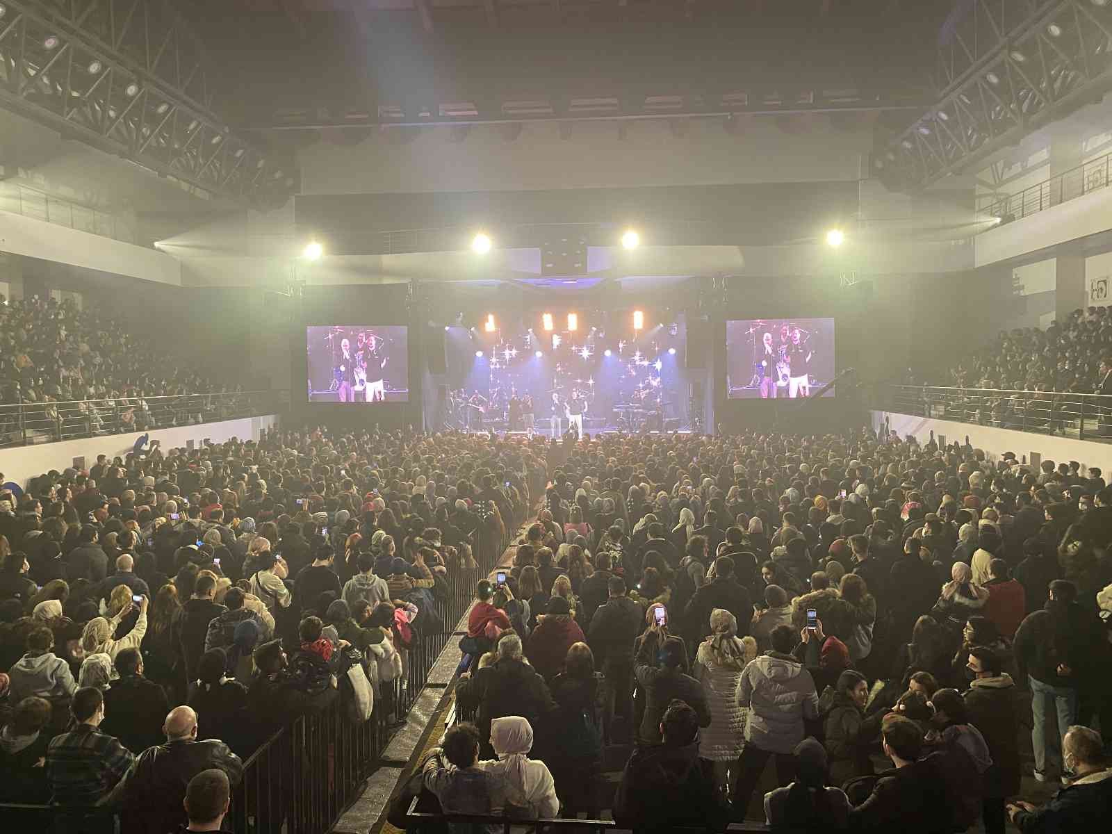 Üsküdar’da konser veren Karadeniz müziğinin sevilen isimlerinden Ekin Uzunlar, kemençe ile çaldığı müziklerle vatandaşları coşturdu. Konsere ...