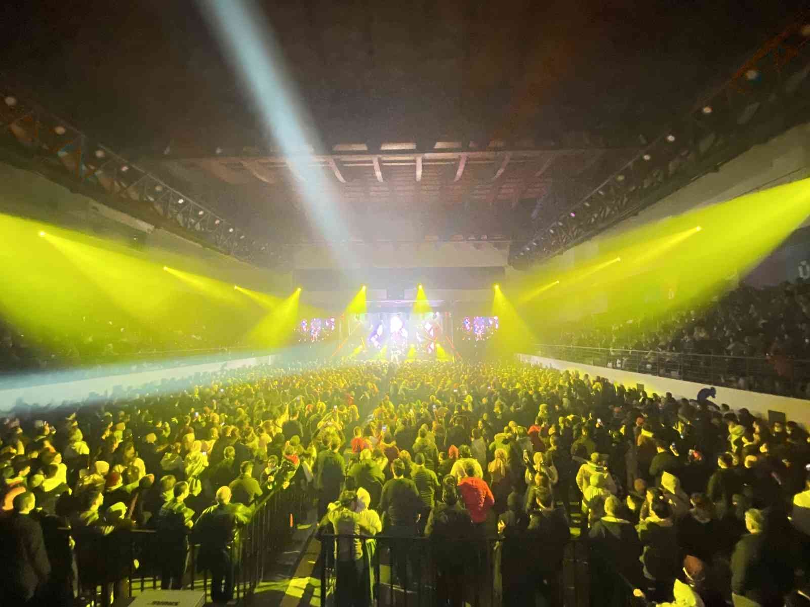 Üsküdar’da konser veren Karadeniz müziğinin sevilen isimlerinden Ekin Uzunlar, kemençe ile çaldığı müziklerle vatandaşları coşturdu. Konsere ...