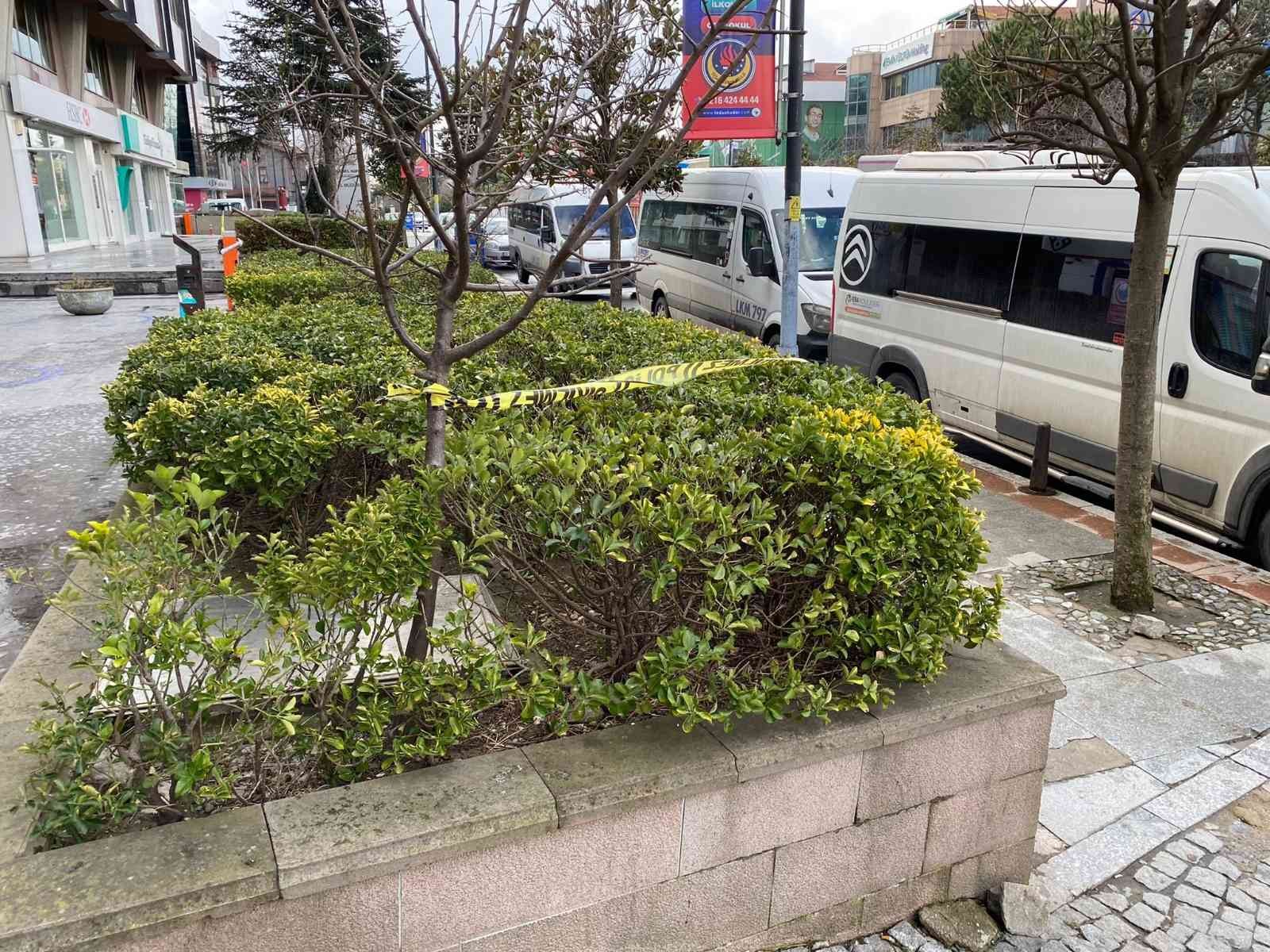 Üsküdar’da iddiaya göre bir emekli polis bankadan çektiği yaklaşık 700 bin TL’nin içerisinde olduğu çanta ile sokakta yürüdüğü esnada iki ...