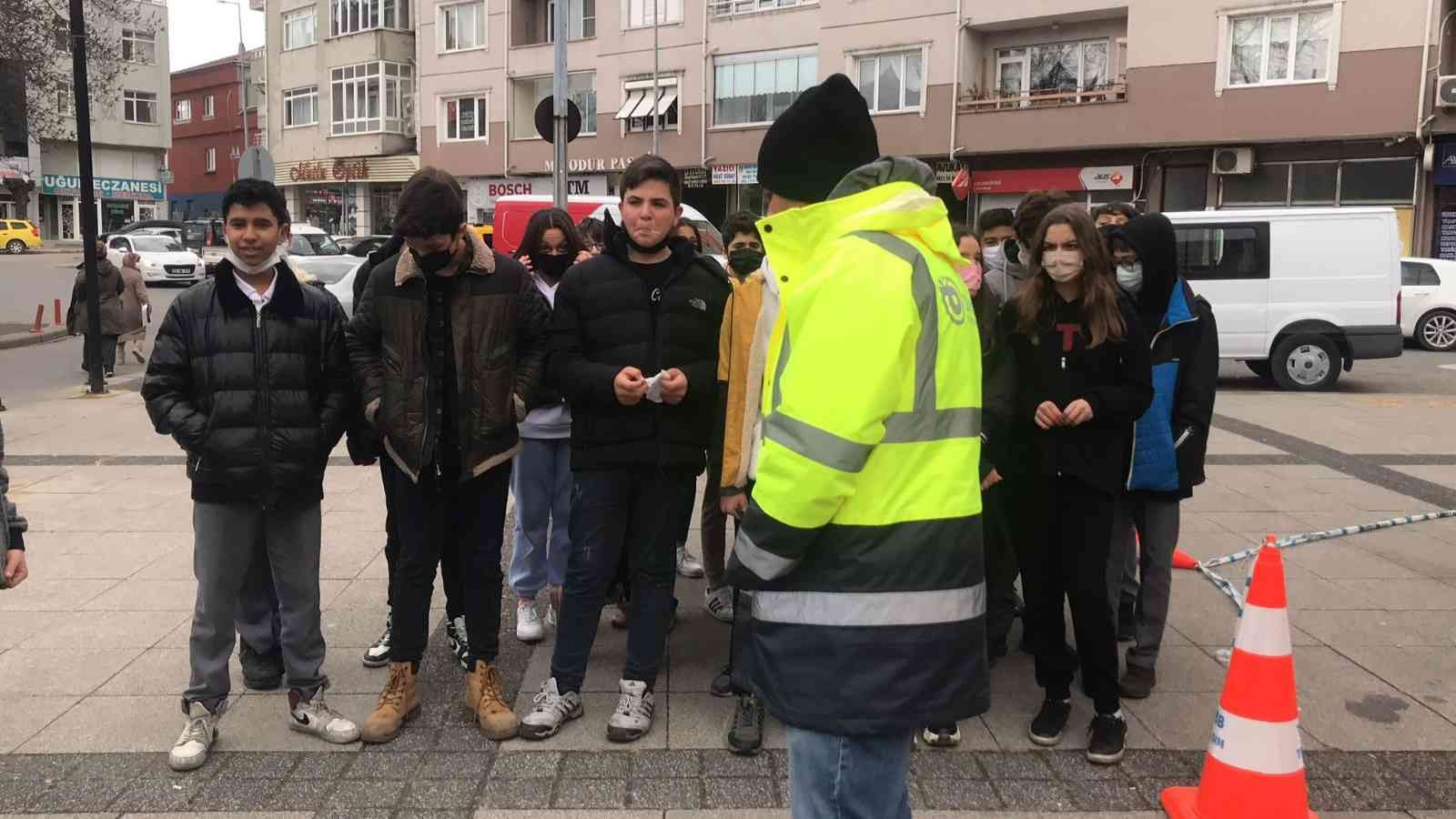 Edirne’nin Uzunköprü ilçesinde vatandaşların ziyaretine açılan simülasyon tırında öğrenciler ve vatandaşlar, depremi birebir yaşadı. Öğrencilere ...