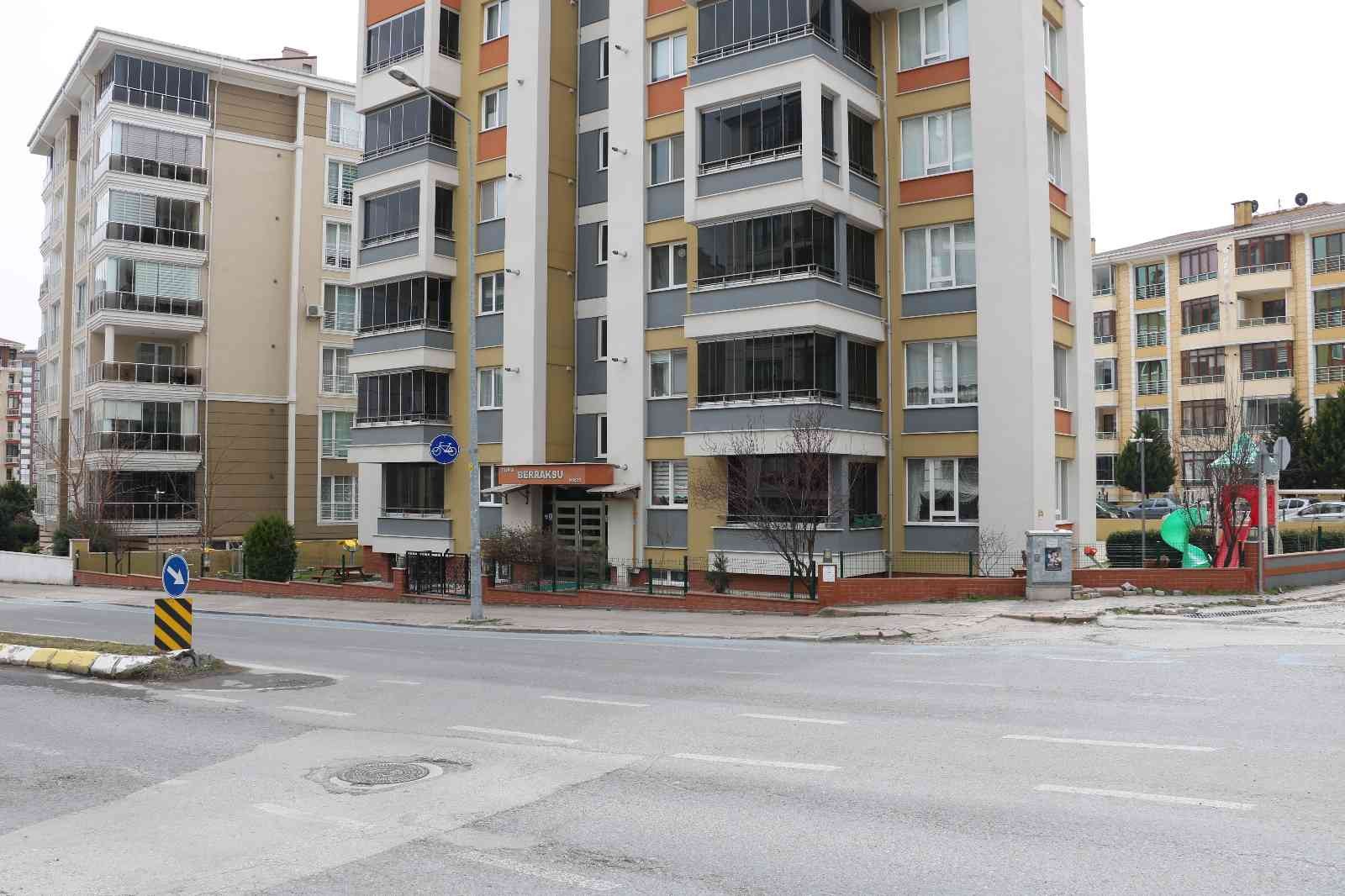 Edirne’de bir apartmanın bahçesinde ve cadde üzerinde bulunan sokak hayvanlarının beslendiği su ile mama kapları çalındı. Kabın içerisinde ...