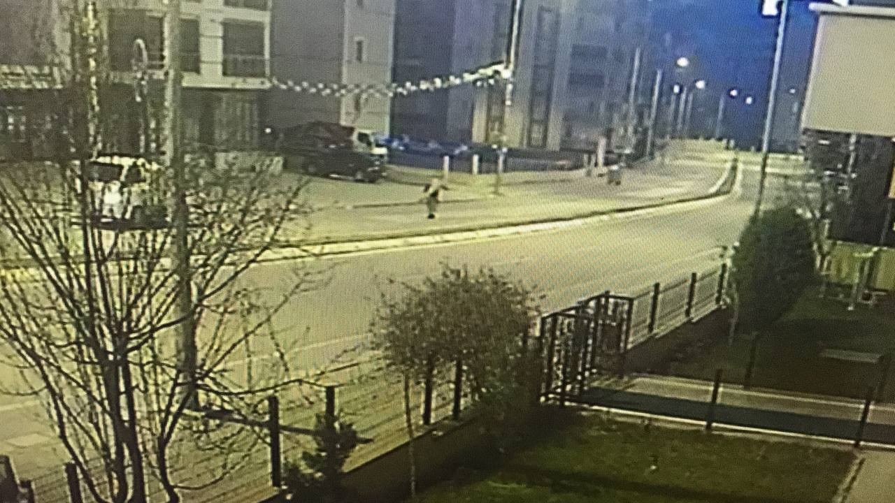 Edirne’de bir apartmanın bahçesinde ve cadde üzerinde bulunan sokak hayvanlarının beslendiği su ile mama kapları çalındı. Kabın içerisinde ...