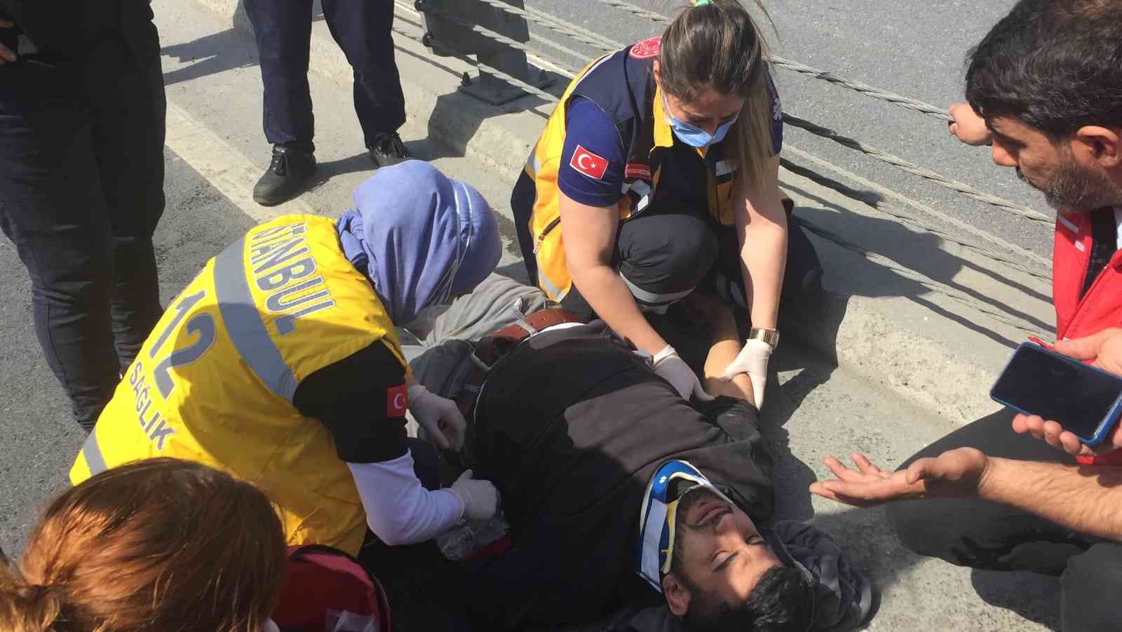 Sarıyer’de asfalt yüklü hafriyat kamyonu virajı alamayınca bariyerlere çarparak devrildi. Kazada şoför ağır yaralanırken, trafik ise durma ...