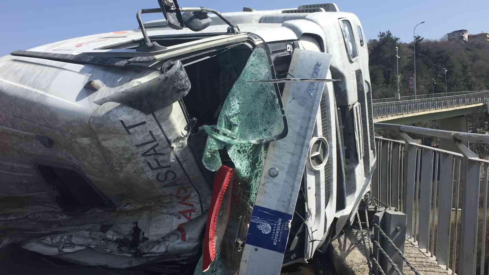 Sarıyer’de asfalt yüklü hafriyat kamyonu virajı alamayınca bariyerlere çarparak devrildi. Kazada şoför ağır yaralanırken, trafik ise durma ...