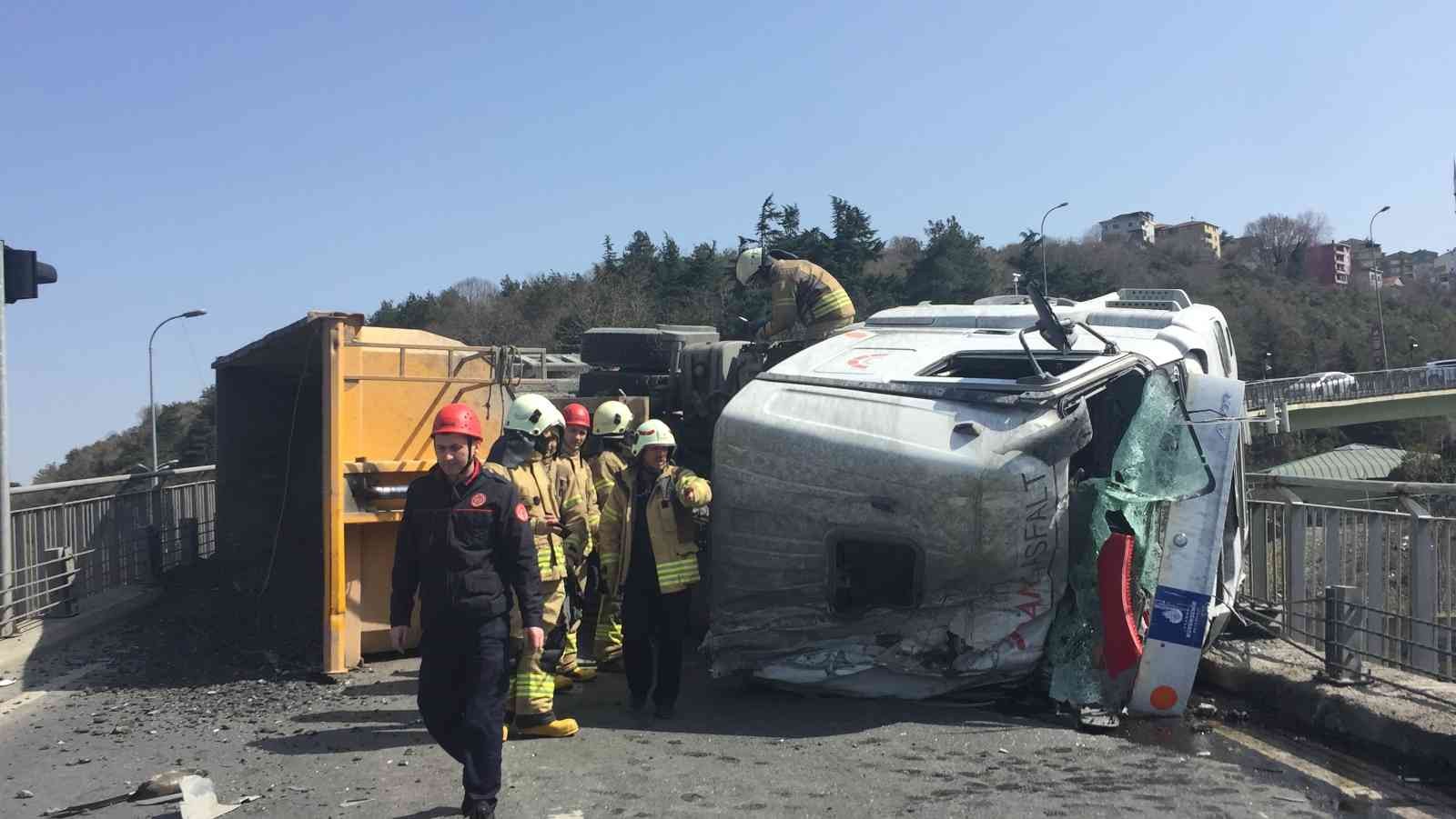 Sarıyer’de asfalt yüklü hafriyat kamyonu virajı alamayınca bariyerlere çarparak devrildi. Kazada şoför ağır yaralanırken, trafik ise durma ...