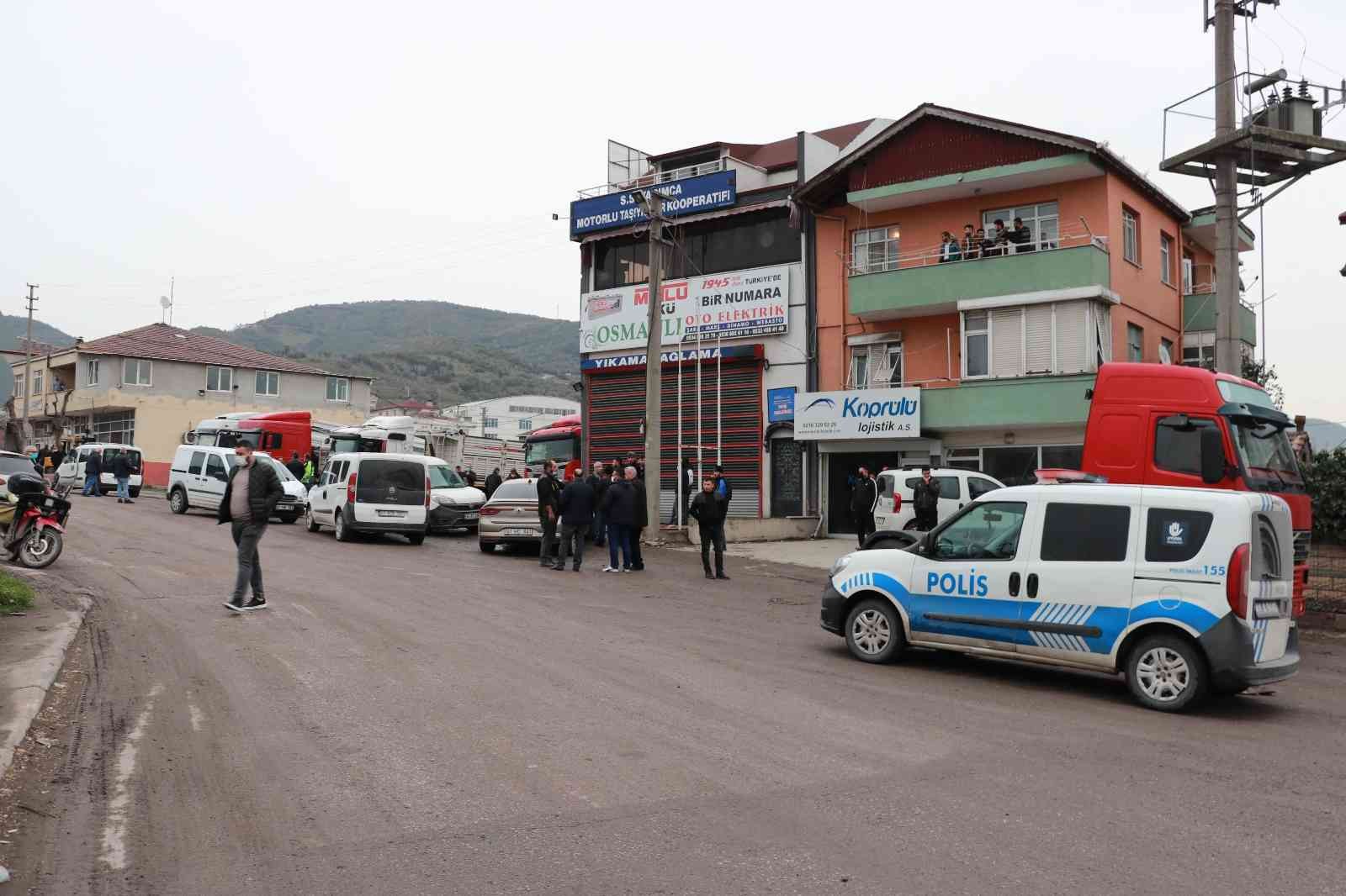 Kocaeli’de husumetlisi olduğu kişinin iş yerinde silahıyla ateş ederken kazara yakın arkadaşının ölümüne sebep olan sanığa 21 yıl hapis cezası ...