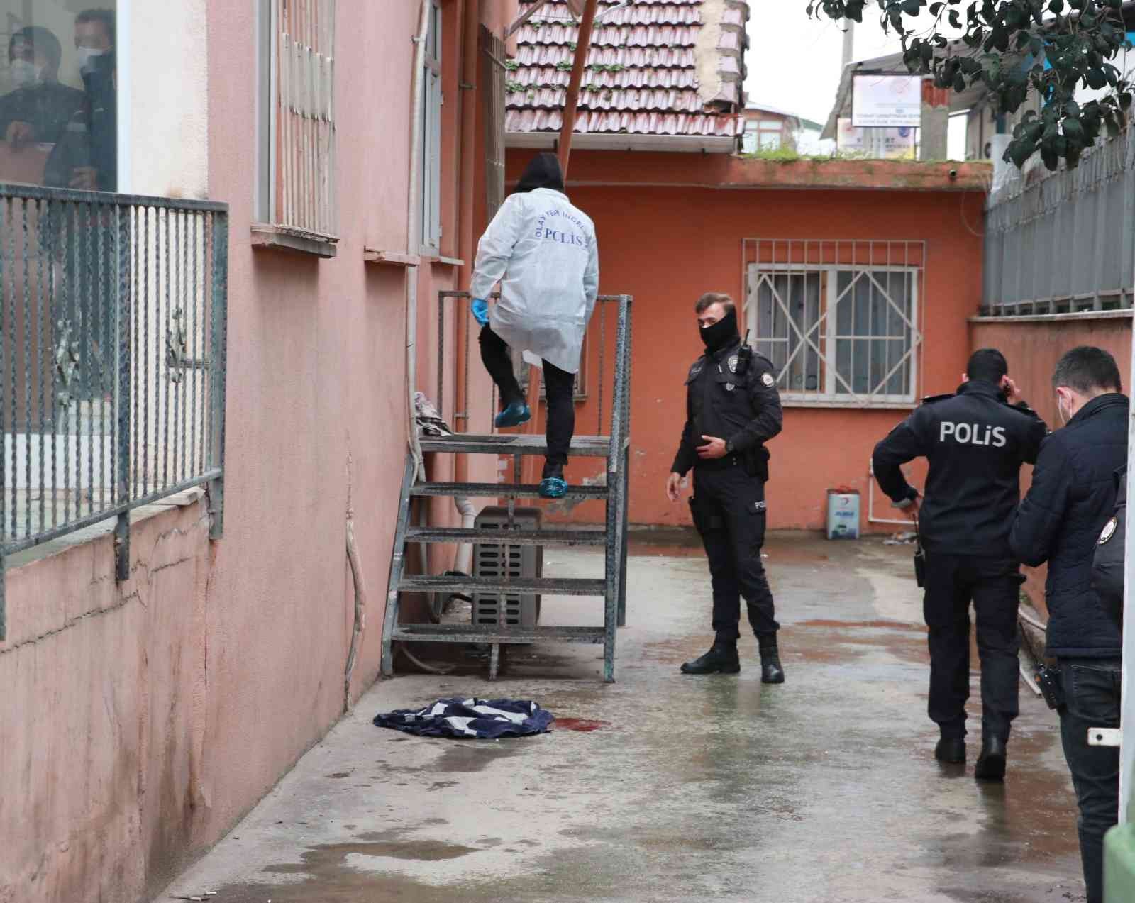 Kocaeli’de husumetlisi olduğu kişinin iş yerinde silahıyla ateş ederken kazara yakın arkadaşının ölümüne sebep olan sanığa 21 yıl hapis cezası ...