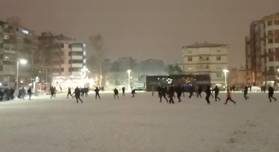 KOCAELİ(İHA) – Kocaeli’de iki gündür etkili olan kar yağışıyla birlikte yaklaşık 200 kişi aynı anda kar topu oynadı Kocaeli’de iki gündür etkili ...