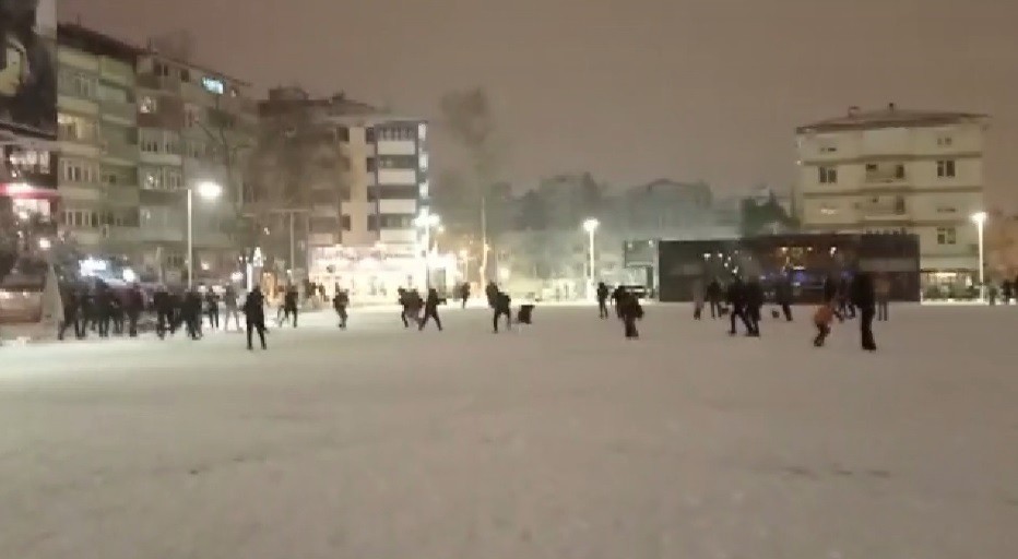 KOCAELİ(İHA) – Kocaeli’de iki gündür etkili olan kar yağışıyla birlikte yaklaşık 200 kişi aynı anda kar topu oynadı Kocaeli’de iki gündür etkili ...