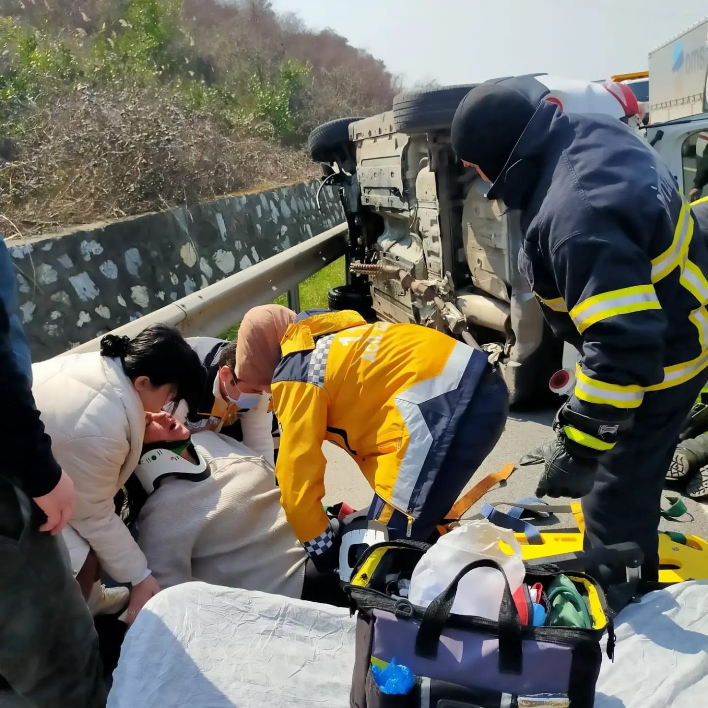 Yalova-İzmit karayolunda kontrolden çıkan otomobilin bariyere çarpması sonucu meydan gelen kazada 4 kişi yaralanırken karayolunda can pazarı ...