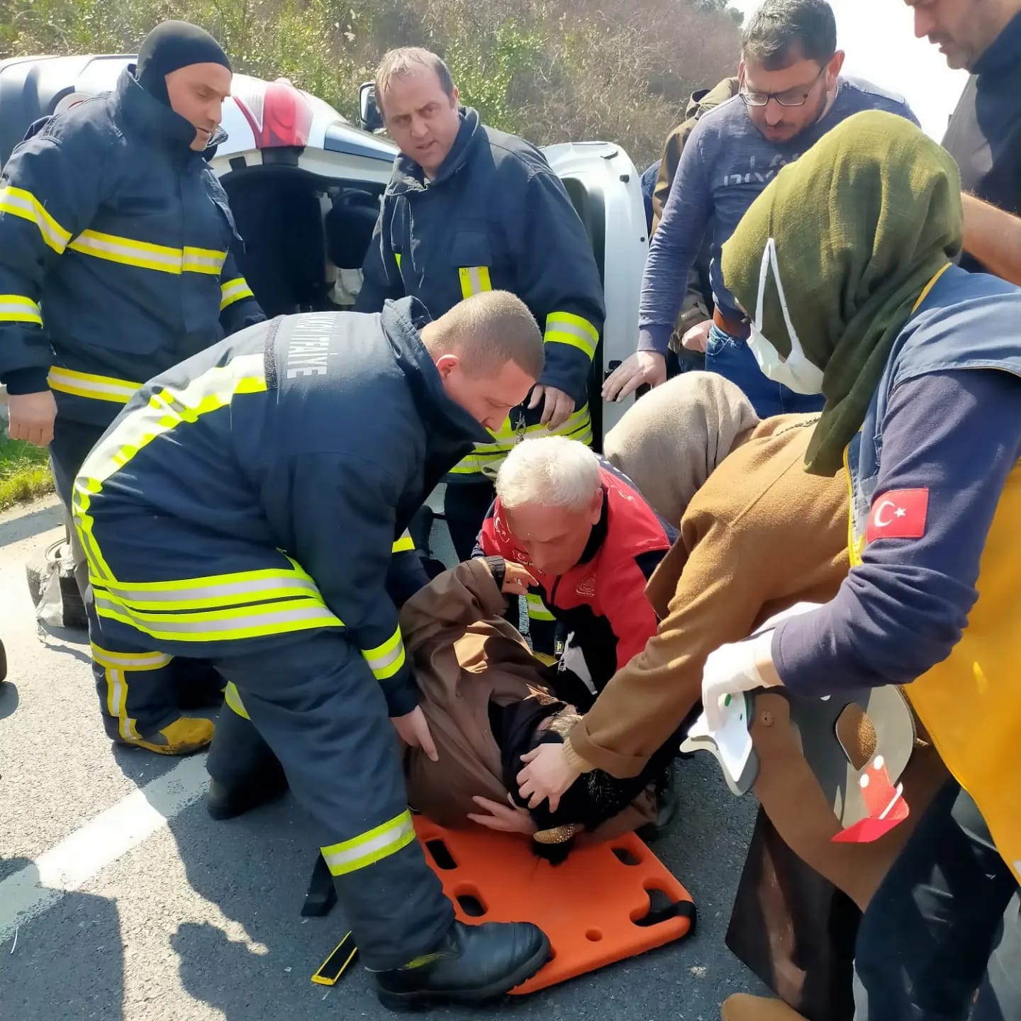 Yalova-İzmit karayolunda kontrolden çıkan otomobilin bariyere çarpması sonucu meydan gelen kazada 4 kişi yaralanırken karayolunda can pazarı ...