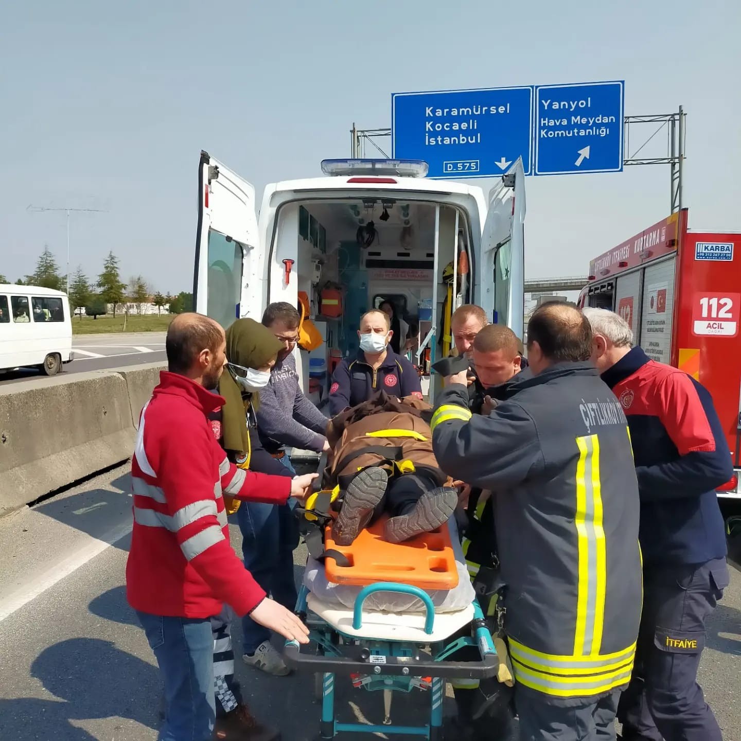 Yalova-İzmit karayolunda kontrolden çıkan otomobilin bariyere çarpması sonucu meydan gelen kazada 4 kişi yaralanırken karayolunda can pazarı ...