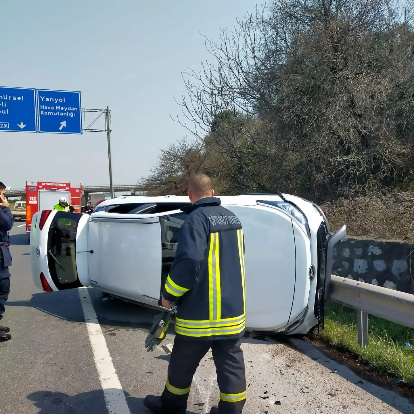 Yalova-İzmit karayolunda kontrolden çıkan otomobilin bariyere çarpması sonucu meydan gelen kazada 4 kişi yaralanırken karayolunda can pazarı ...