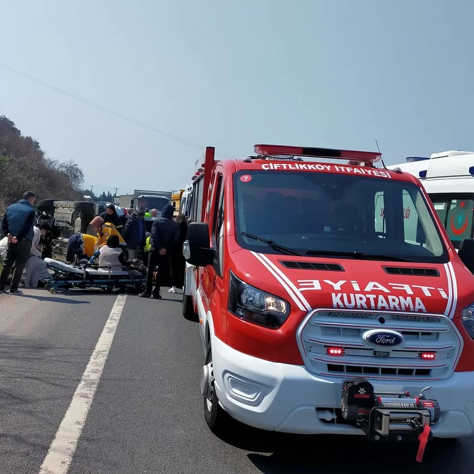 Yalova-İzmit karayolunda kontrolden çıkan otomobilin bariyere çarpması sonucu meydan gelen kazada 4 kişi yaralanırken karayolunda can pazarı ...