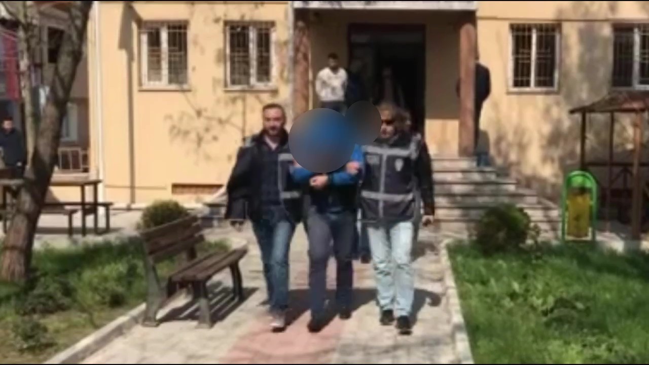 Bursa’da otomobil sürücüsü, trafikte lambaları kapalı şekilde seyreden motosiklet sürücüsünü ’lambalarını açar mısın’ diyerek uyardı. Kendisinin ...