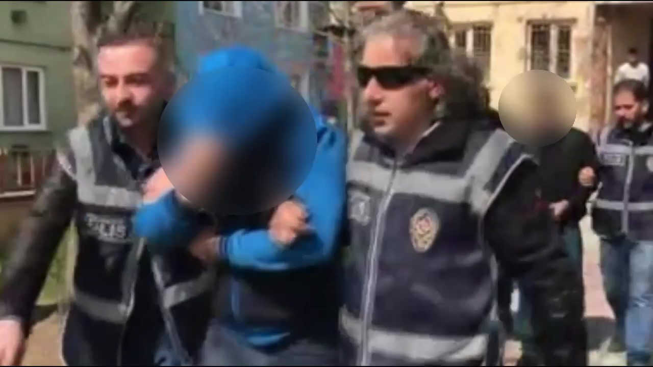 Bursa’da otomobil sürücüsü, trafikte lambaları kapalı şekilde seyreden motosiklet sürücüsünü ’lambalarını açar mısın’ diyerek uyardı. Kendisinin ...