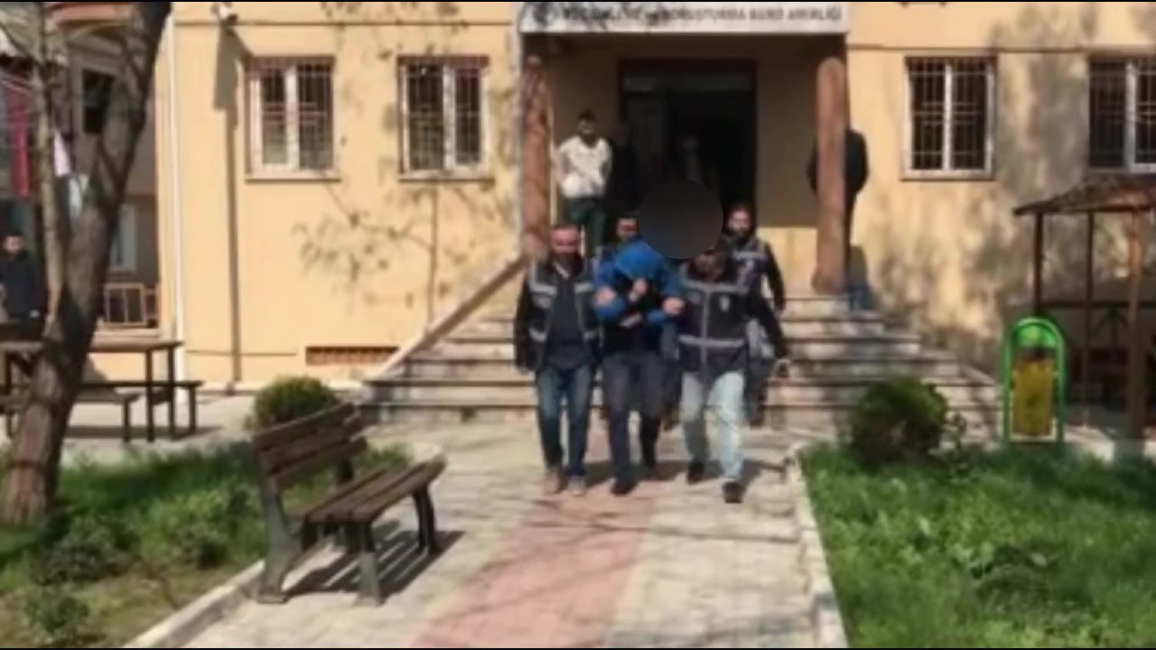 Bursa’da otomobil sürücüsü, trafikte lambaları kapalı şekilde seyreden motosiklet sürücüsünü ’lambalarını açar mısın’ diyerek uyardı. Kendisinin ...