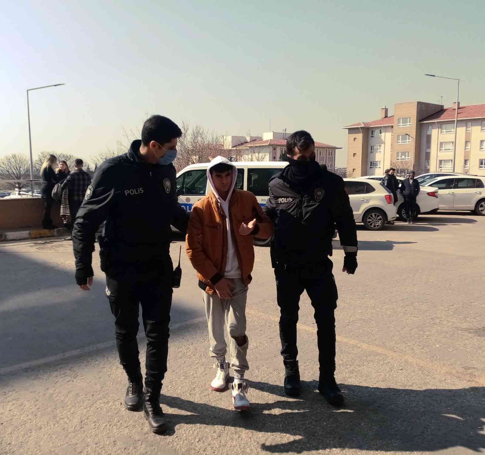 Tekirdağ’ın Çorlu ilçesinde yolda düşüp yaralanan çocuğu fark eden polis ekipleri o ana kayıtsız kalmadı. Çorlu’da devriye polis ekipleri ...