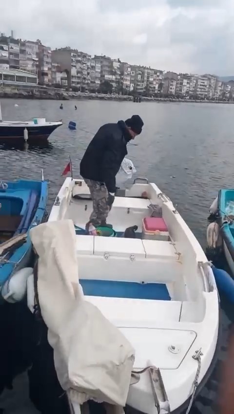 Bursa’da balıkçılar tarafından yaralı halde bulunan karabatak, veterinere teslim edildi. Tedavisinin ardından sağlığına kavuşan karabatak, tekrar ...