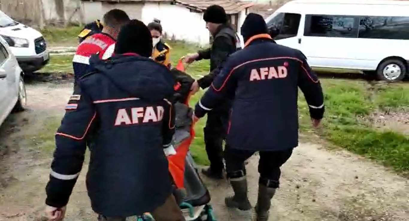 Edirne’nin Havsa ilçesinde kaybolan yaşlı kadın, donmak üzereyken AFAD ve jandarma ekipleri tarafından donmak üzereyken bulundu. AFAD personeli ...