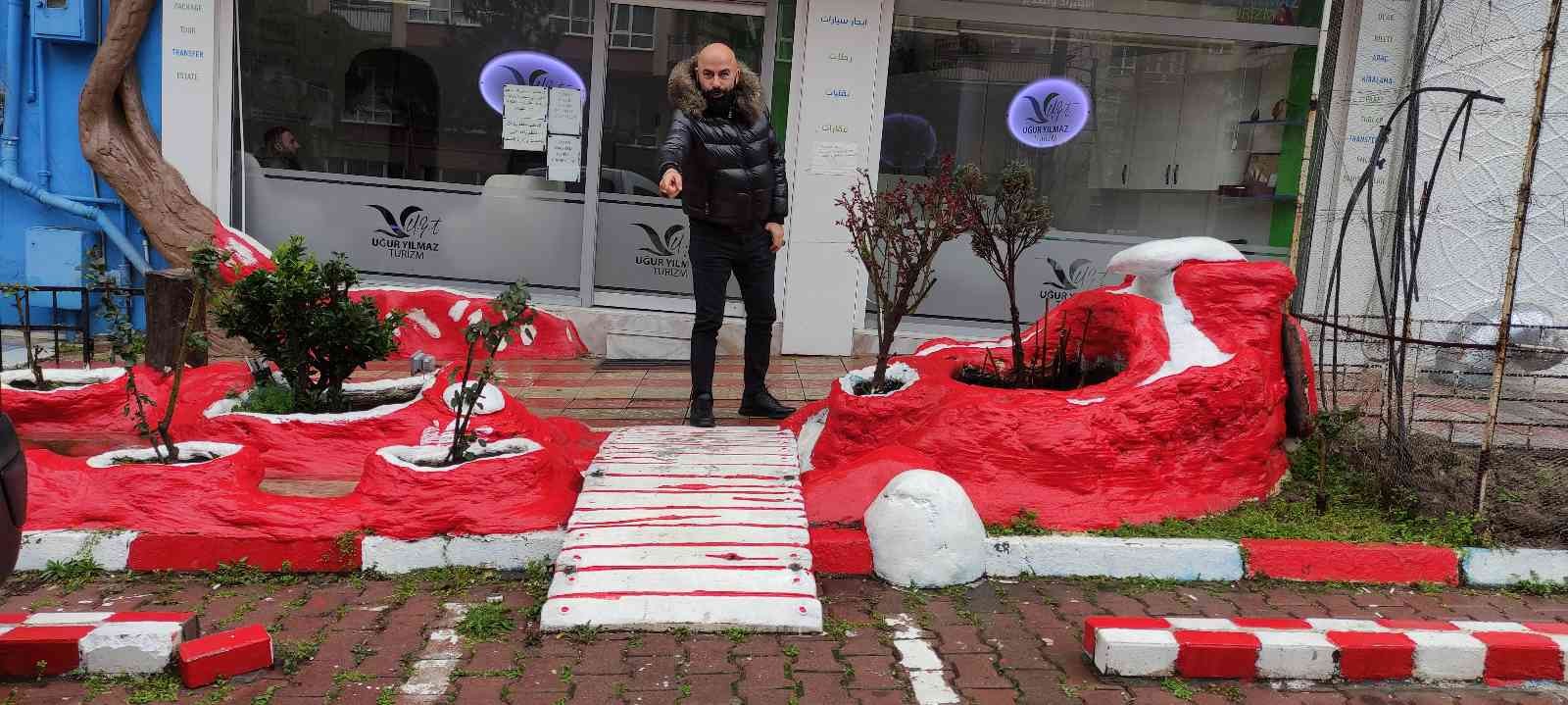 Bursa’da bir esnaf; dükkanının önüne "yaşlılar rahat yürüsün" diye korkuluk yaptırdı. Bu korkulukları hırsızlar çaldı. Esnaf ise hırsızlara ...