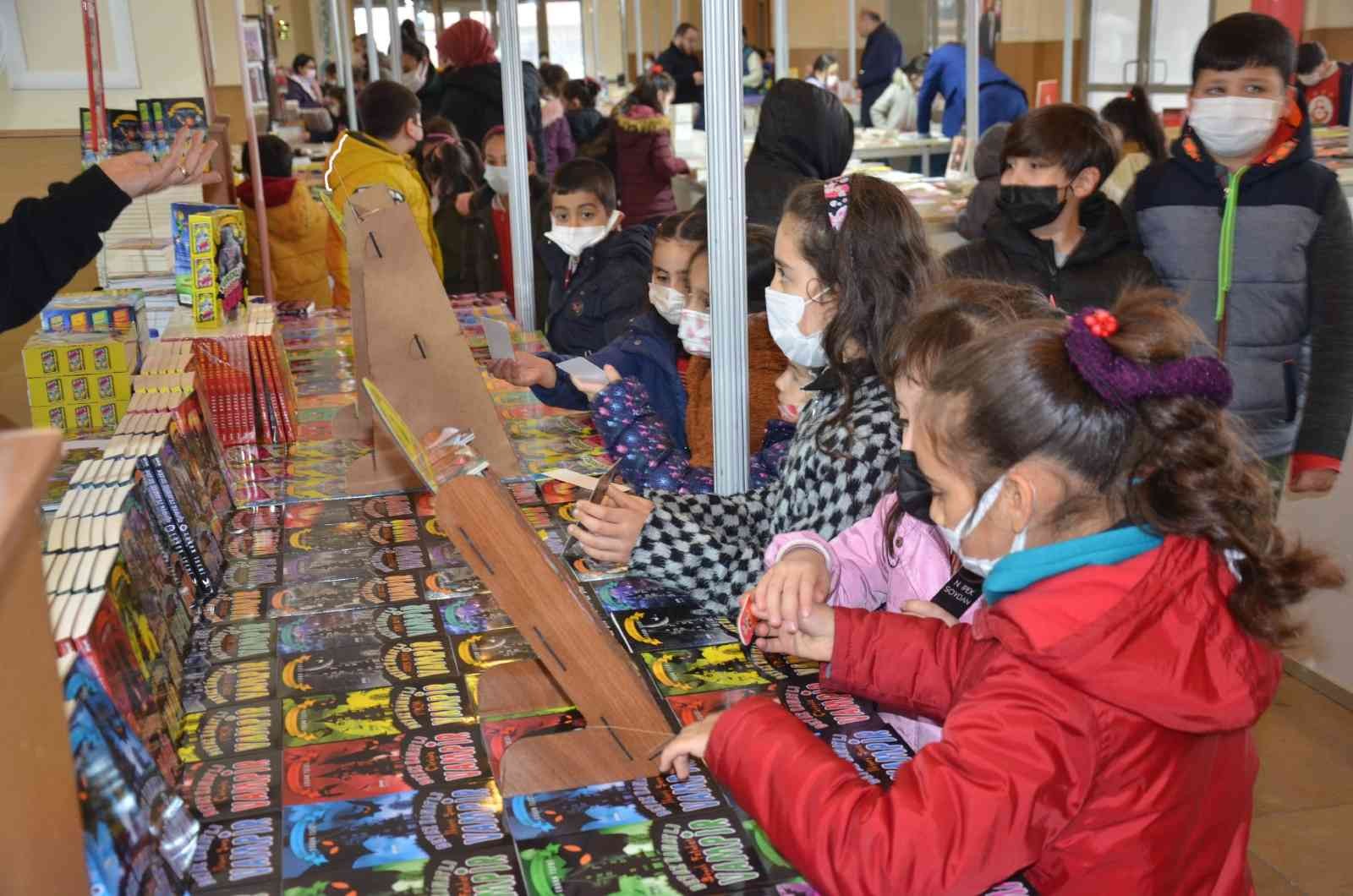 Kocaeli’de Dilovası Belediyesi tarafından 4’üncüsü düzenlenen Kitap Fuarı ziyaretçilere kapılarını açtı. Dilovası Kitap Fuarı, 100 yayınevinin ...