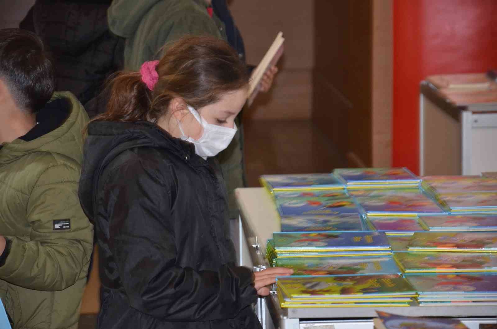 Kocaeli’de Dilovası Belediyesi tarafından 4’üncüsü düzenlenen Kitap Fuarı ziyaretçilere kapılarını açtı. Dilovası Kitap Fuarı, 100 yayınevinin ...