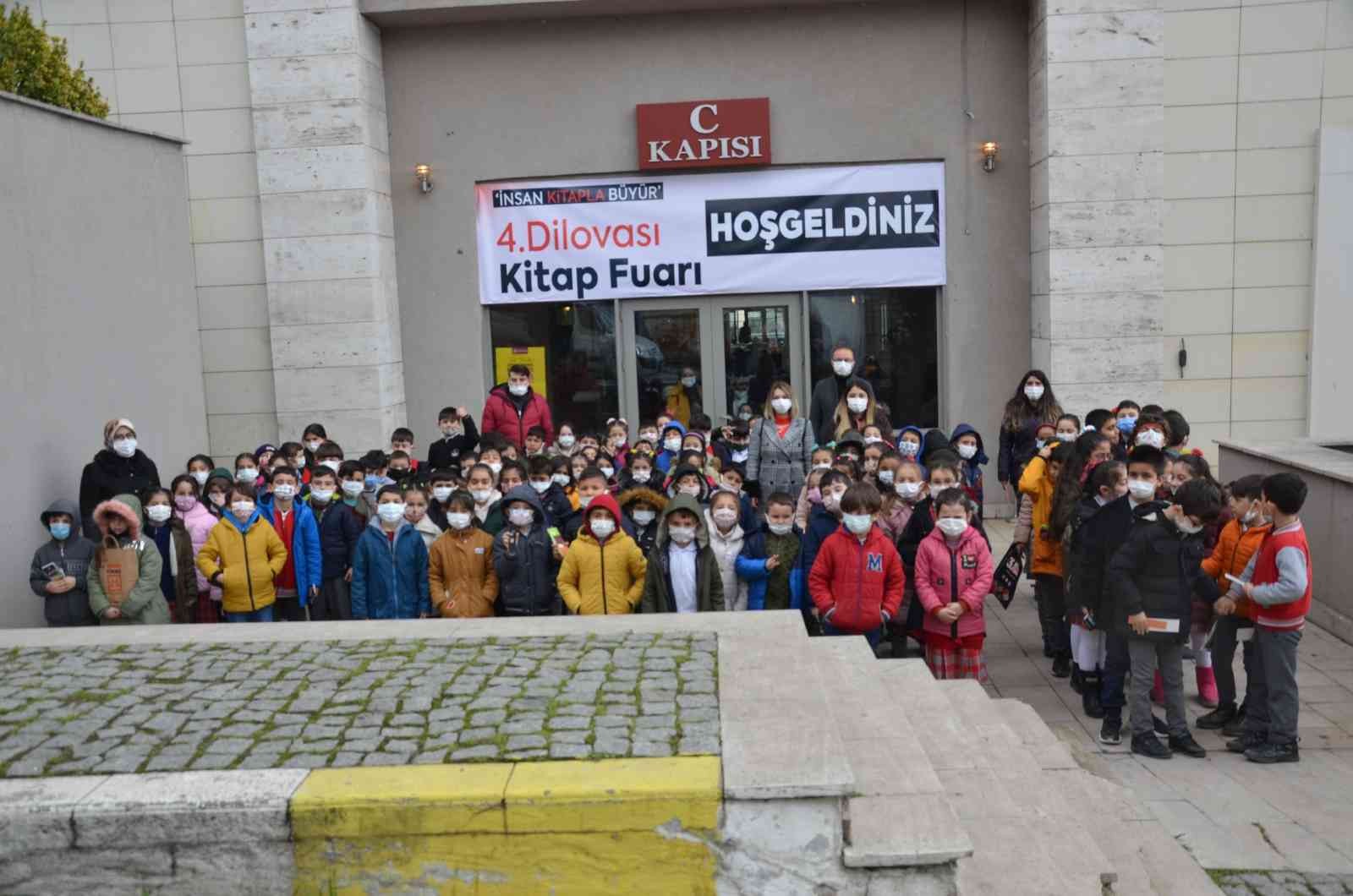 Kocaeli’de Dilovası Belediyesi tarafından 4’üncüsü düzenlenen Kitap Fuarı ziyaretçilere kapılarını açtı. Dilovası Kitap Fuarı, 100 yayınevinin ...